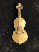 9ct Gold pin brooch depicting a violin, 3grams