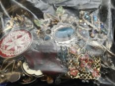 Bag of assorted brooches
