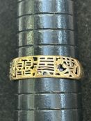 9ct gold ring, size V