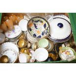 Box of glass & collectable ceramics