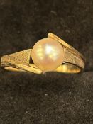 9ct Gold ring set with single pearl Weight 3g Size