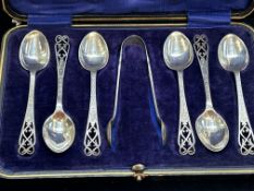 Cased set of silver spoons & sugar tongs