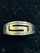 14ct White gold ring with yellow gold inset Size P