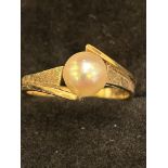 9ct Gold ring set with single pearl Weight 3g Size