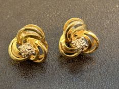 Pair of yellow metal earrings set with diamond Wei