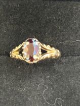 9ct Gold ring set with large garnet Weight 3.1g Si