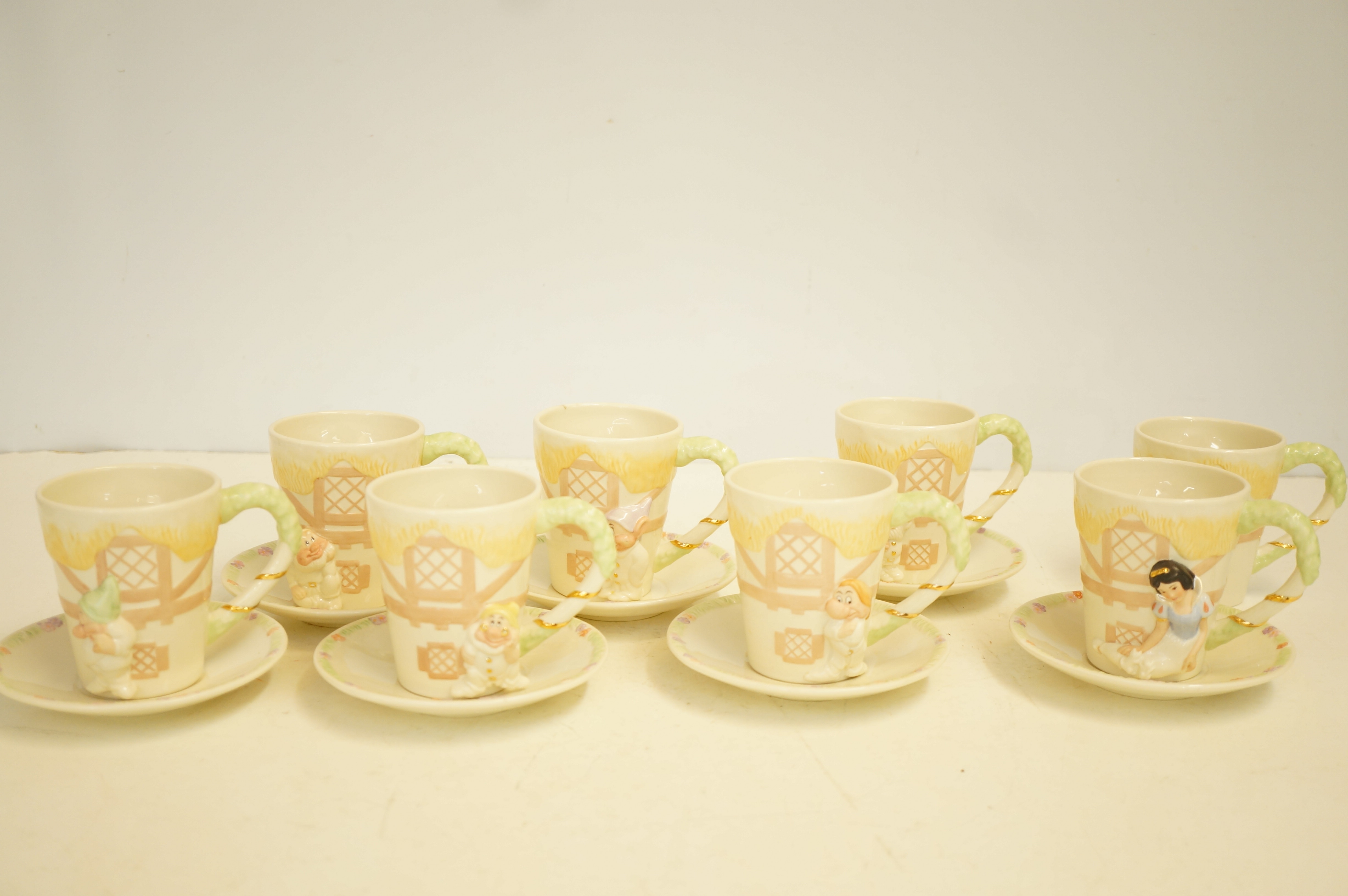 The Snow white tea cup set Disney 2005 - 7 saucers