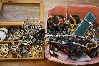 Very large quantity of costume jewellery