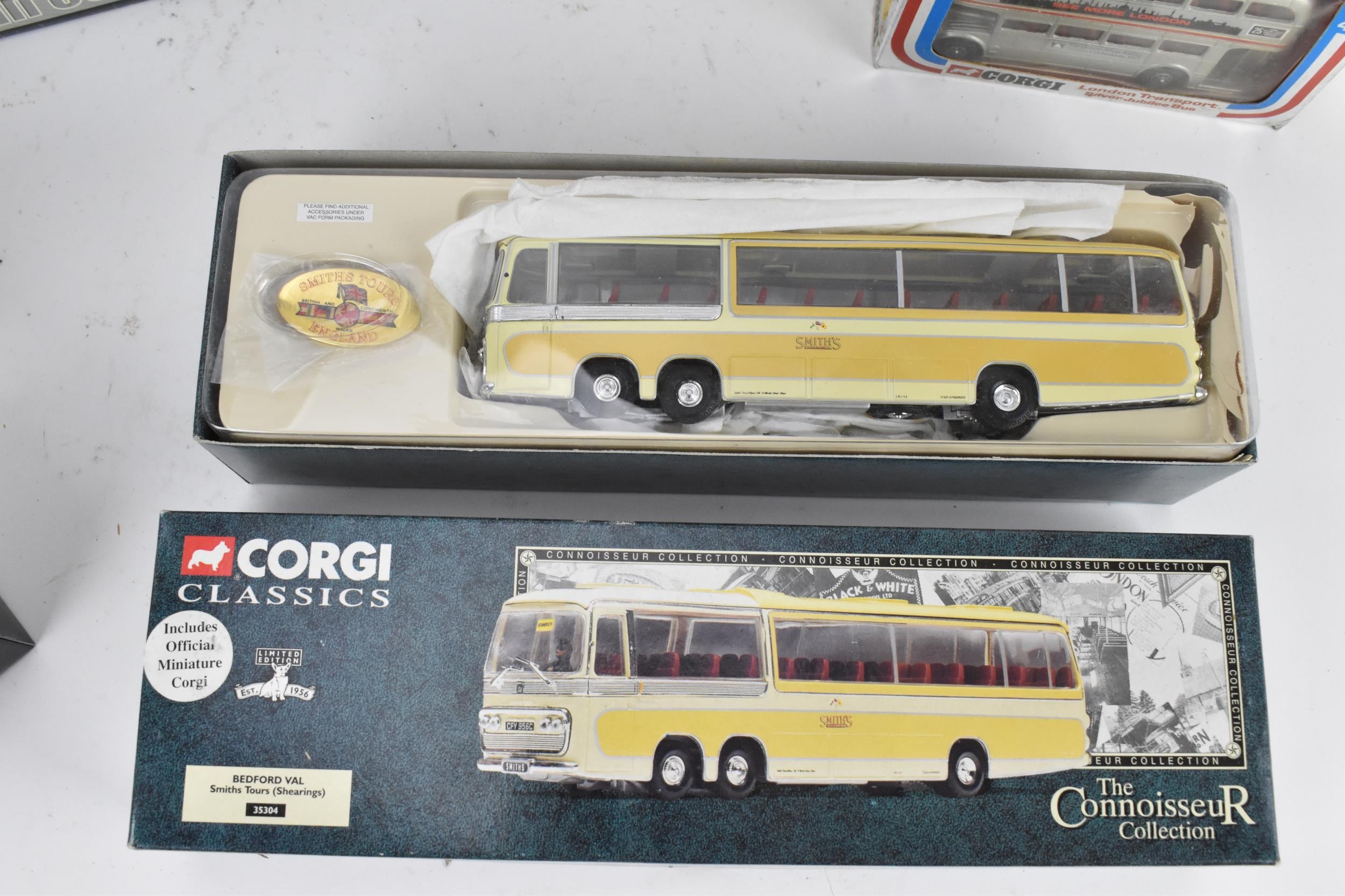 A group of boxed model cars to include a large 1:18 scale European collectables American Airlines - Image 4 of 11