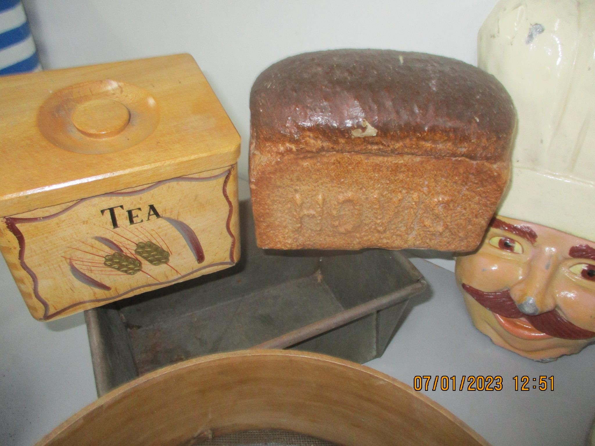 A mixed lot of kitchenalia to include a spice pot, Hovis related items, together with a Kenrick & - Bild 5 aus 5