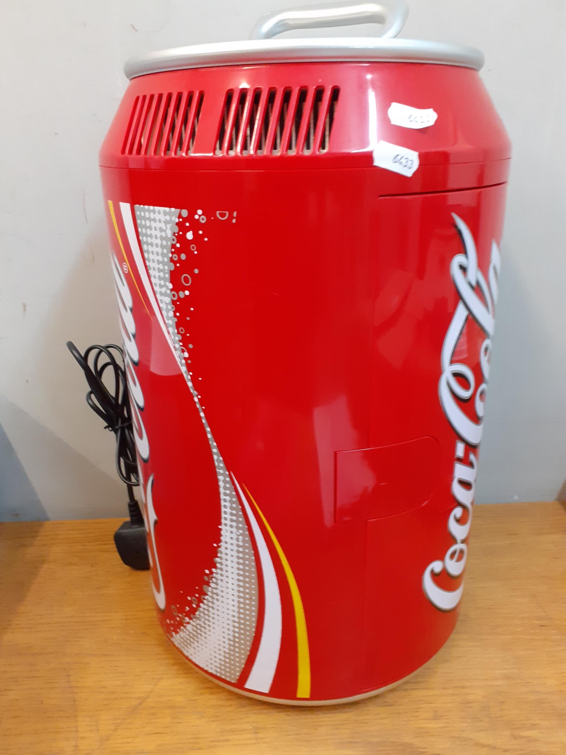 A modern Coca Cola advertising portable fridge Location: G - Bild 2 aus 2