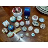 A collection of trinket and pill boxes to include Bilston, Worcestershire, Halcyon Days and Border