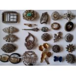 A quantity of vintage brooches to include silver brooches and a Bakerlite brooch in the form of a