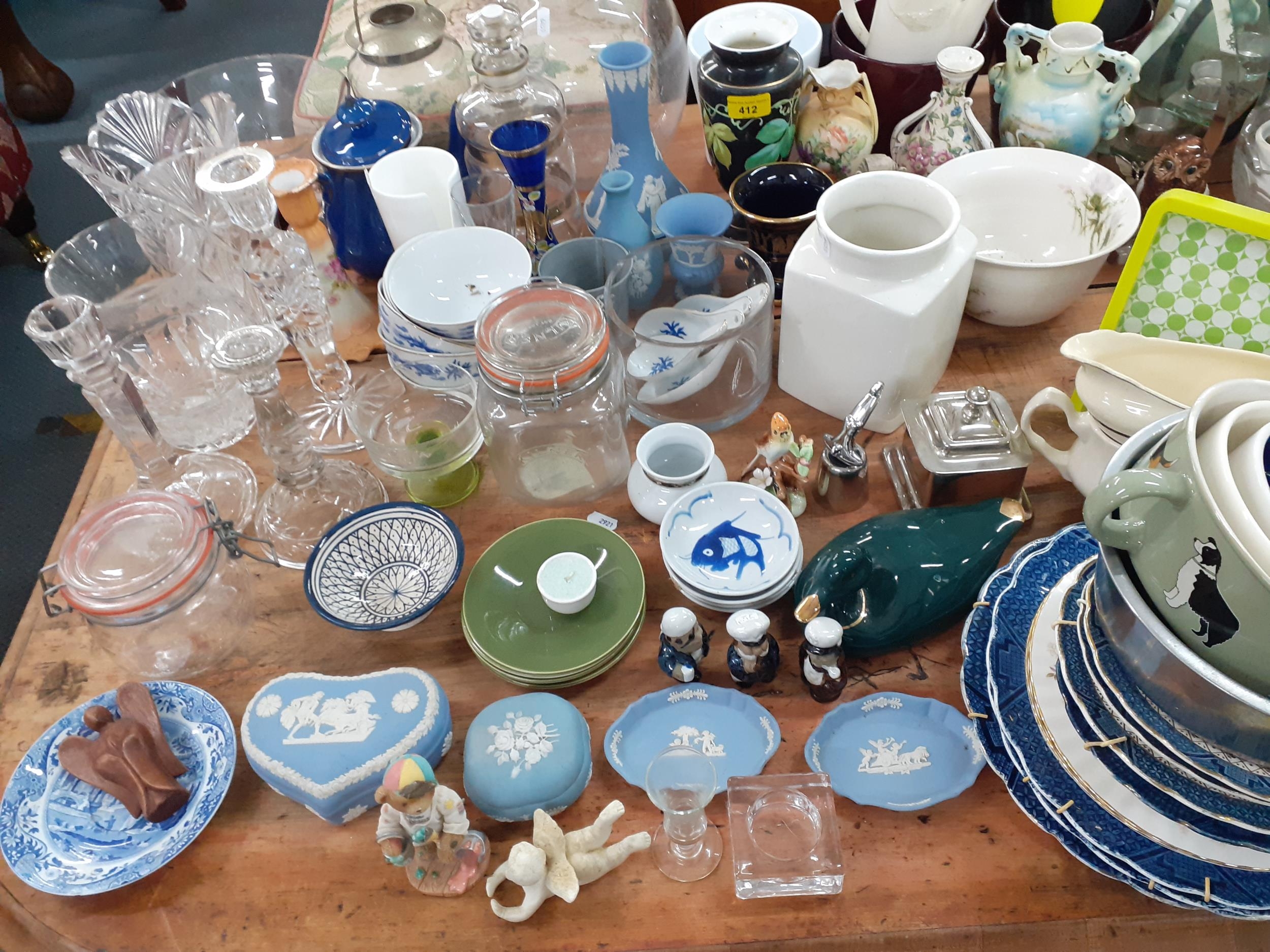 A large mixed household lot to include Wedgwood blue Jasperware, a blue Denby teapot, glassware to - Bild 5 aus 5