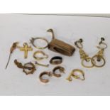 Mixed 9ct, yellow metal and gold plated jewellery to include various earrings and other items, total