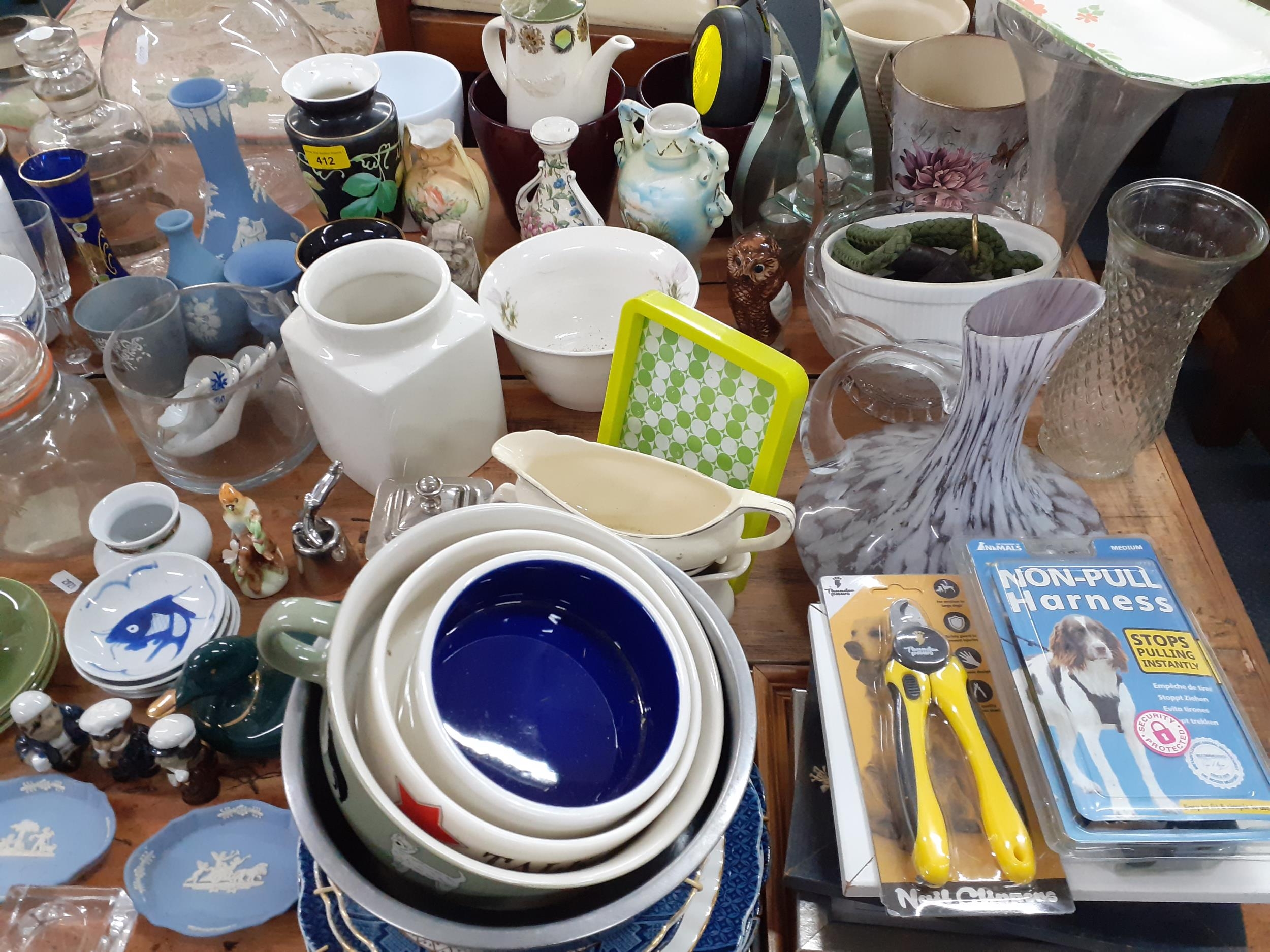 A large mixed household lot to include Wedgwood blue Jasperware, a blue Denby teapot, glassware to - Bild 4 aus 5