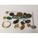 A mixed lot mainly jewellery to include a single 18ct gold cufflink 1.5g, a 15ct gold stud 0.8g, and