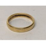 An 18ct gold wedding band, 2.7g. Location: