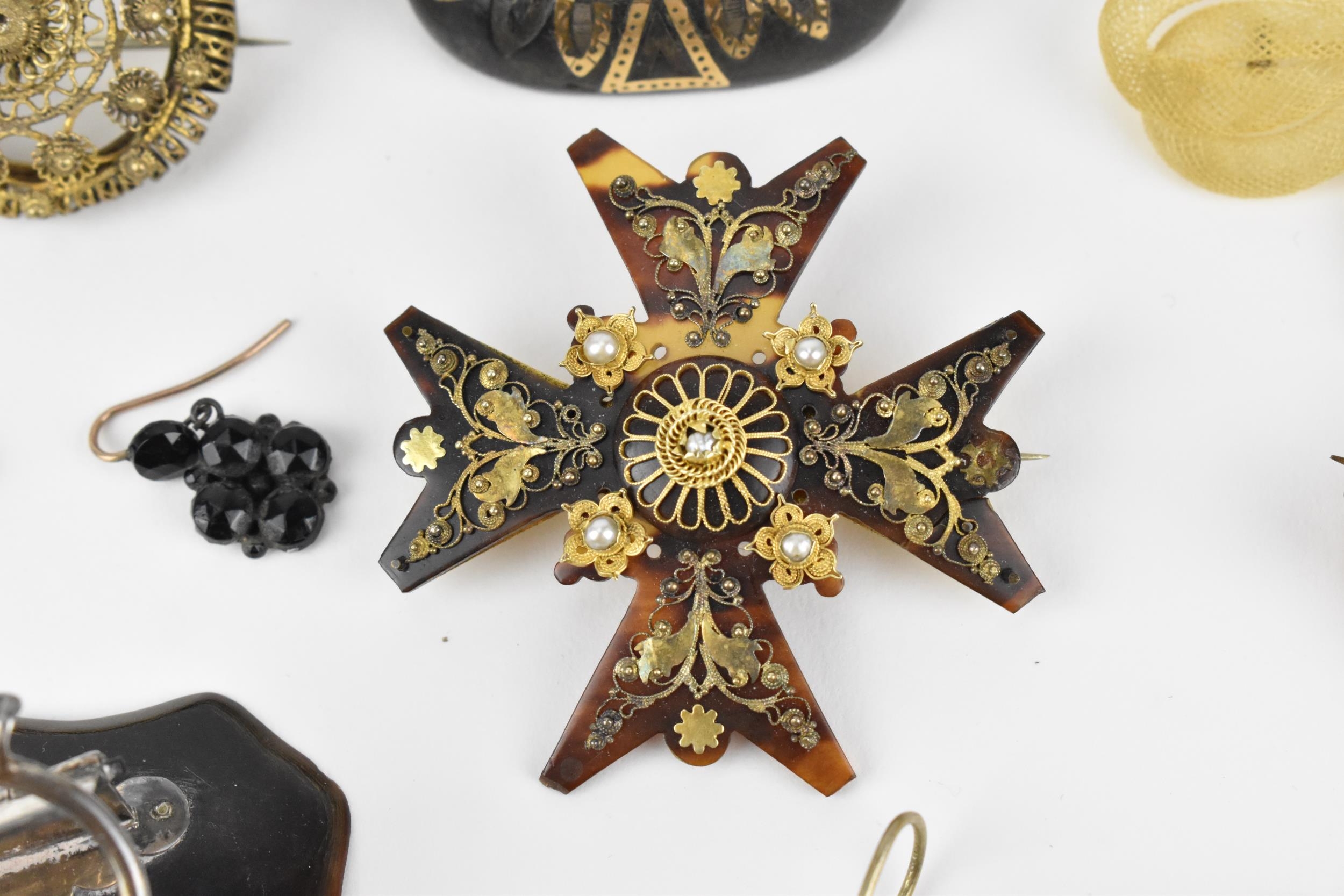 A small collection of Victorian brooches, to include a tortoiseshell and filigree metal Huguenot - Image 2 of 6