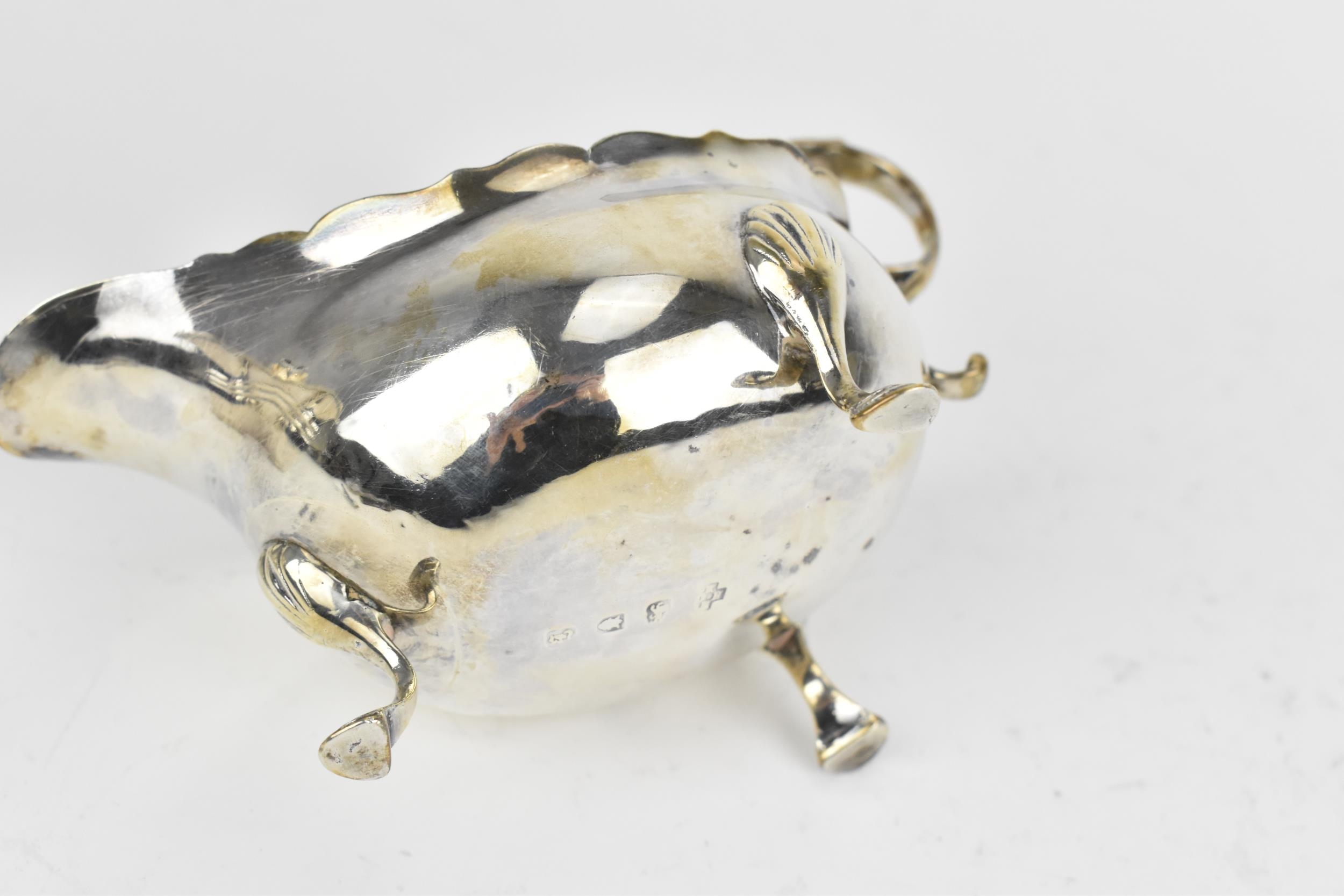 A George III small silver sauce boat by David Hennell I & Robert Hennell I, London 1765, with ogee - Image 3 of 4