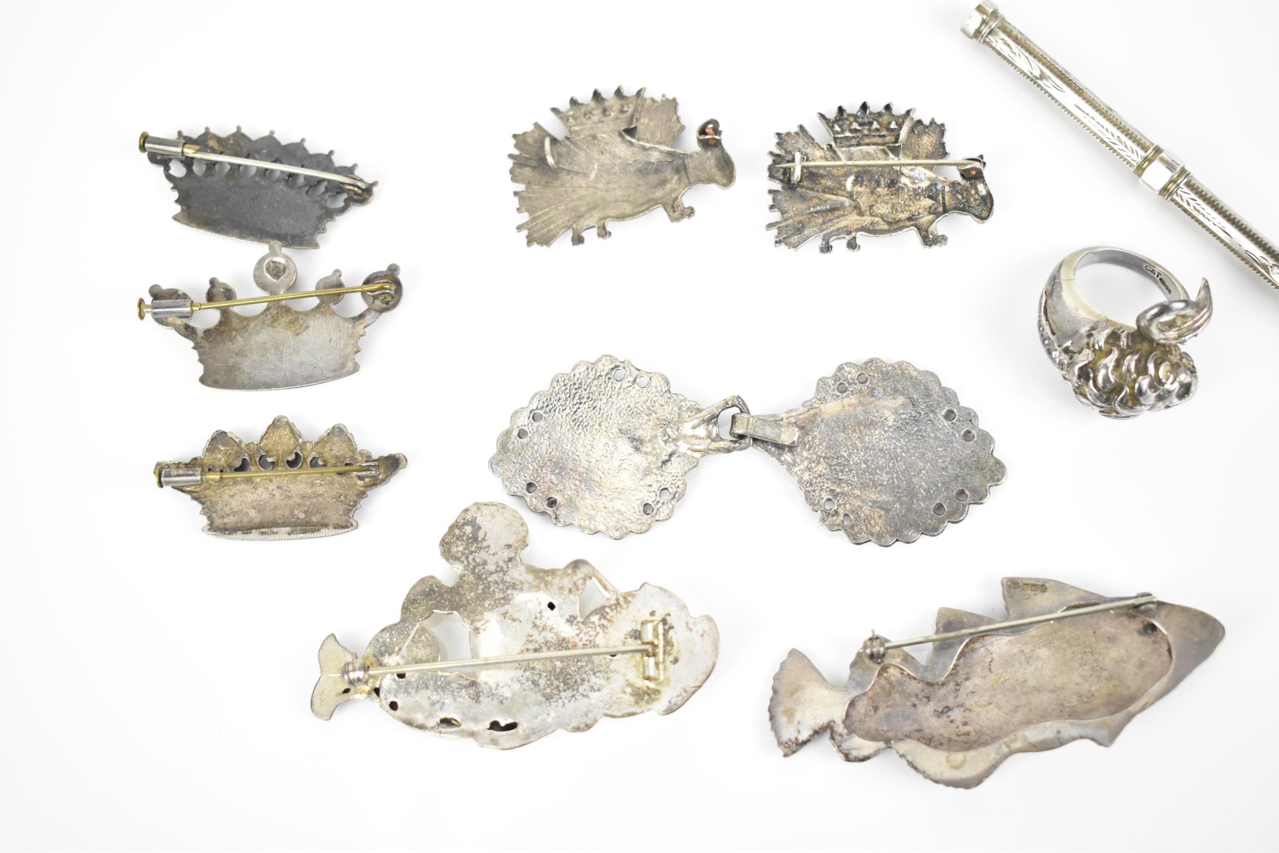 A small collection of metal brooches, to include a silver model of a fish, three white metal crown - Image 6 of 6