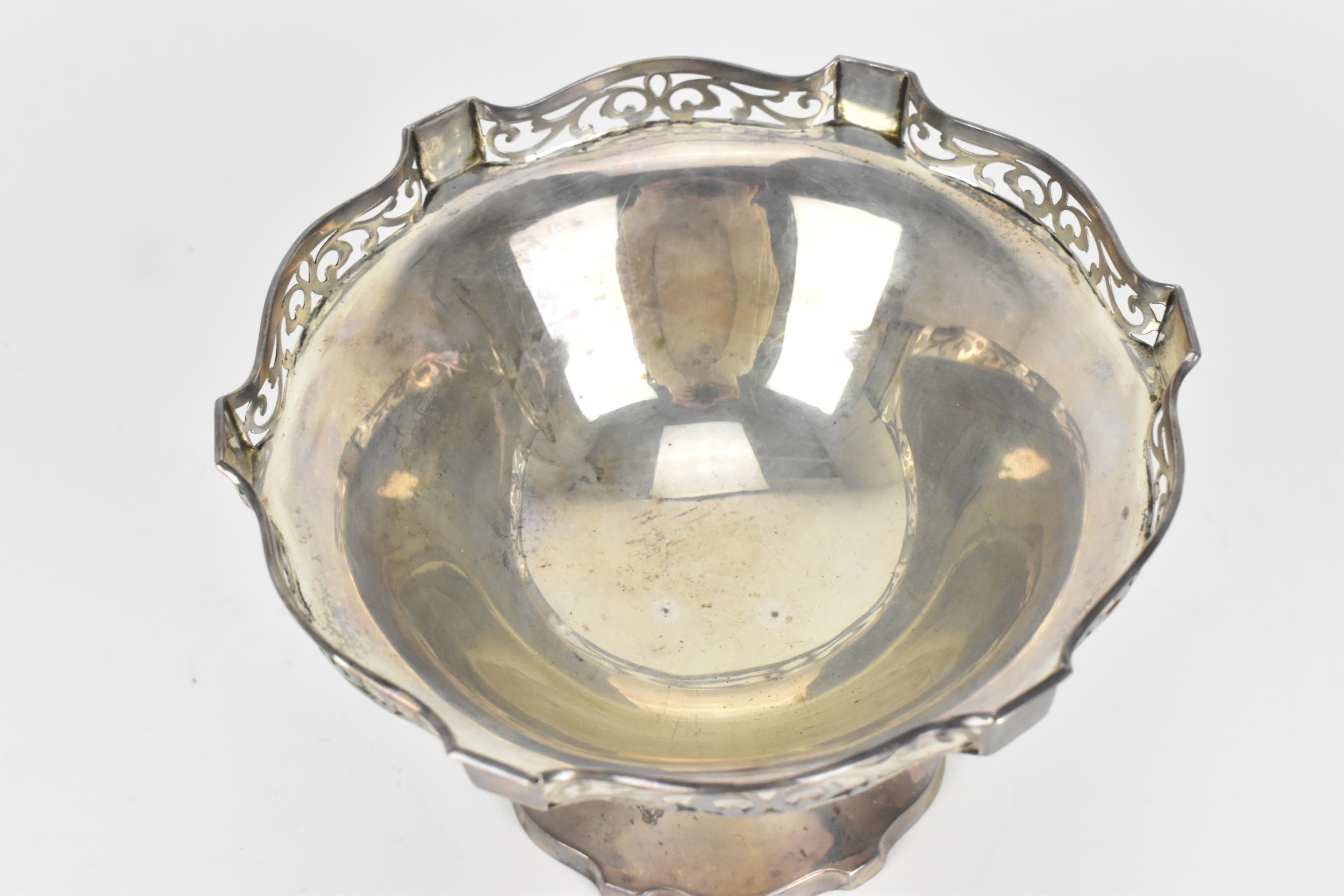 A George V silver bonbon dish on stand by Henry Matthews, Birmingham 1926, with pierced gallery - Image 2 of 4
