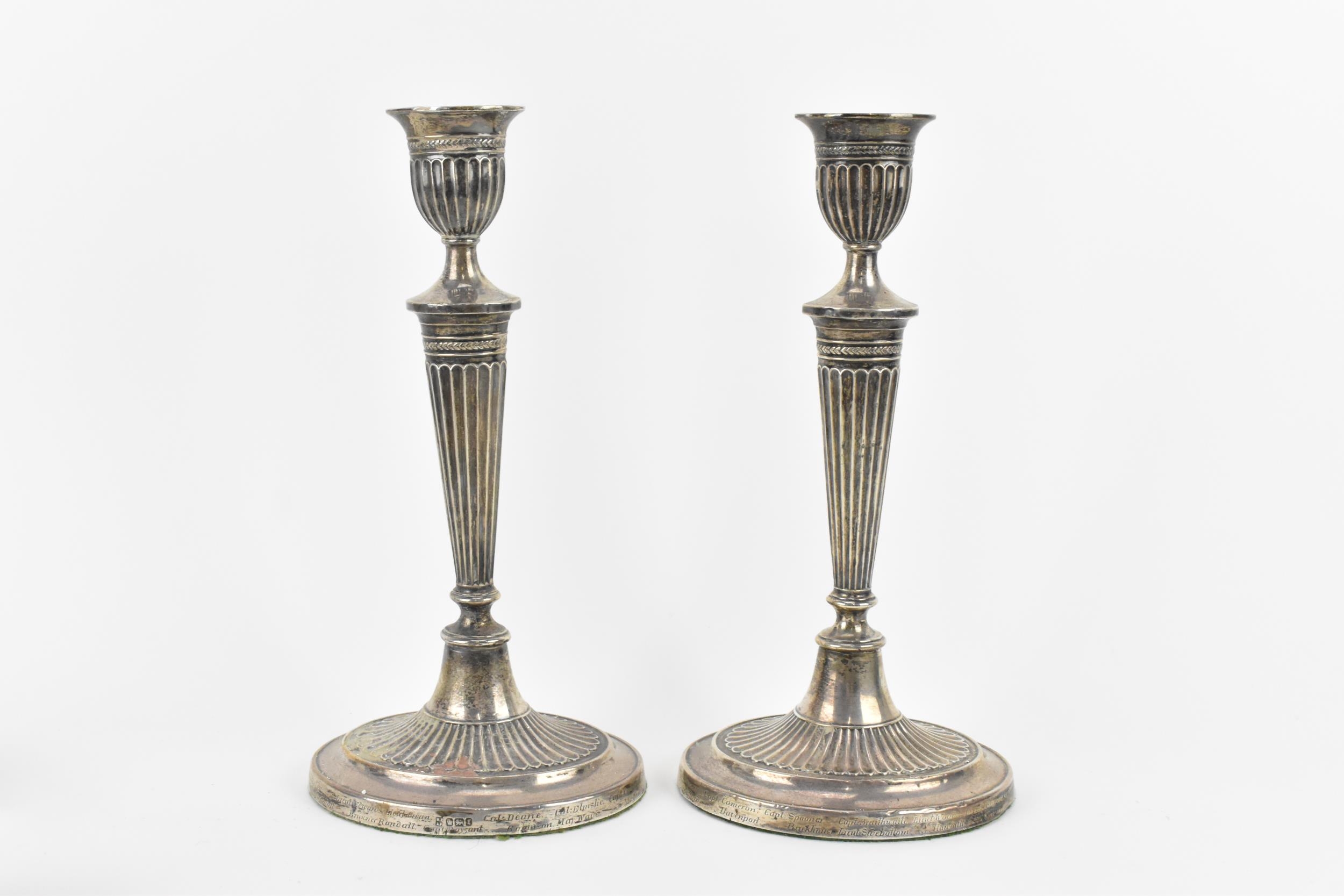 A pair of late Victorian silver convertible candelabra by Fordham & Faulkner, Sheffield 1898, in the - Image 3 of 9