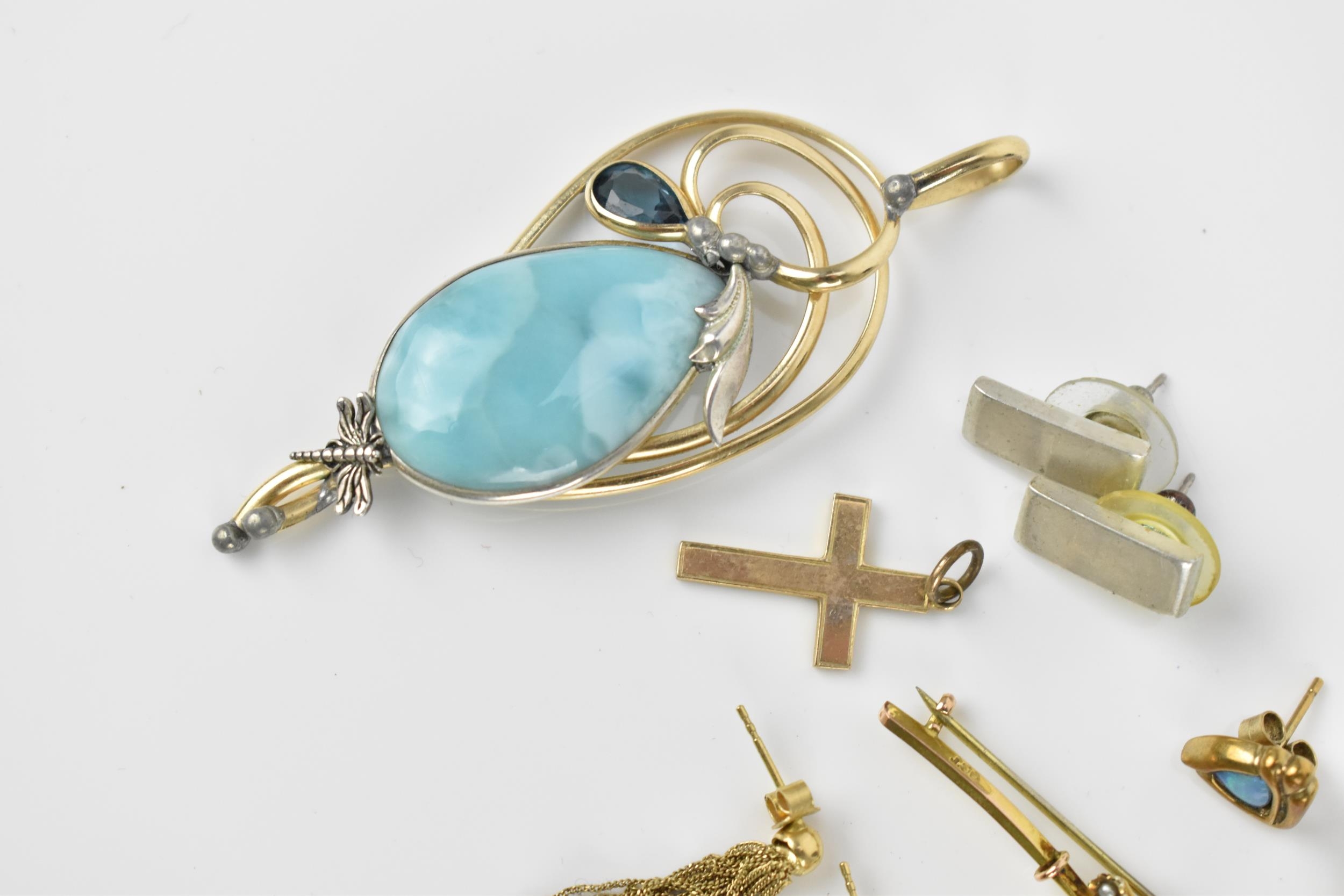 A small collection of jewellery to include a pair of 9ct gold hoop earrings, a 9ct gold, opal and - Image 4 of 9