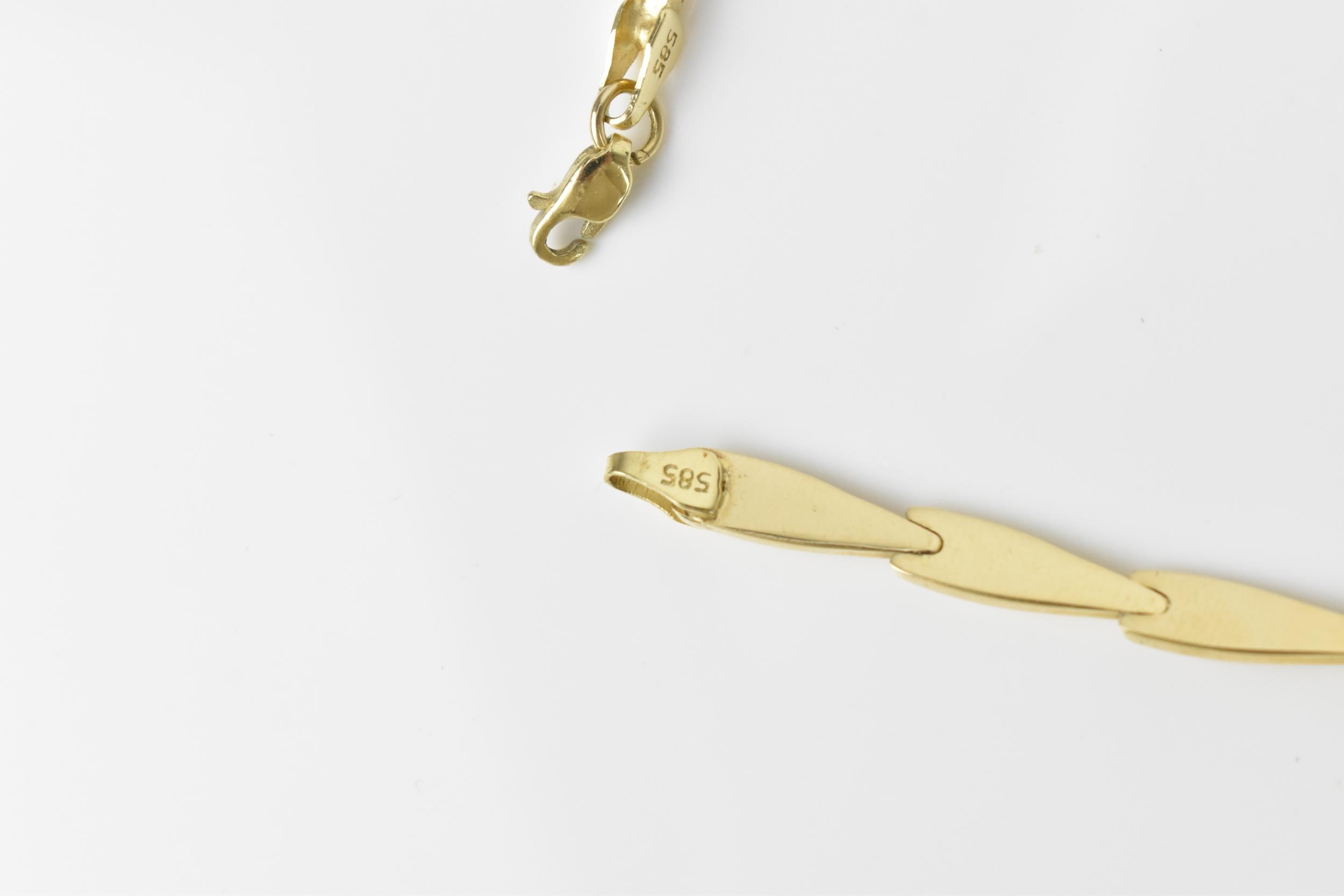 A 14ct yellow gold matching necklace and bracelet, with arrow style links alternating in satin and - Image 4 of 4