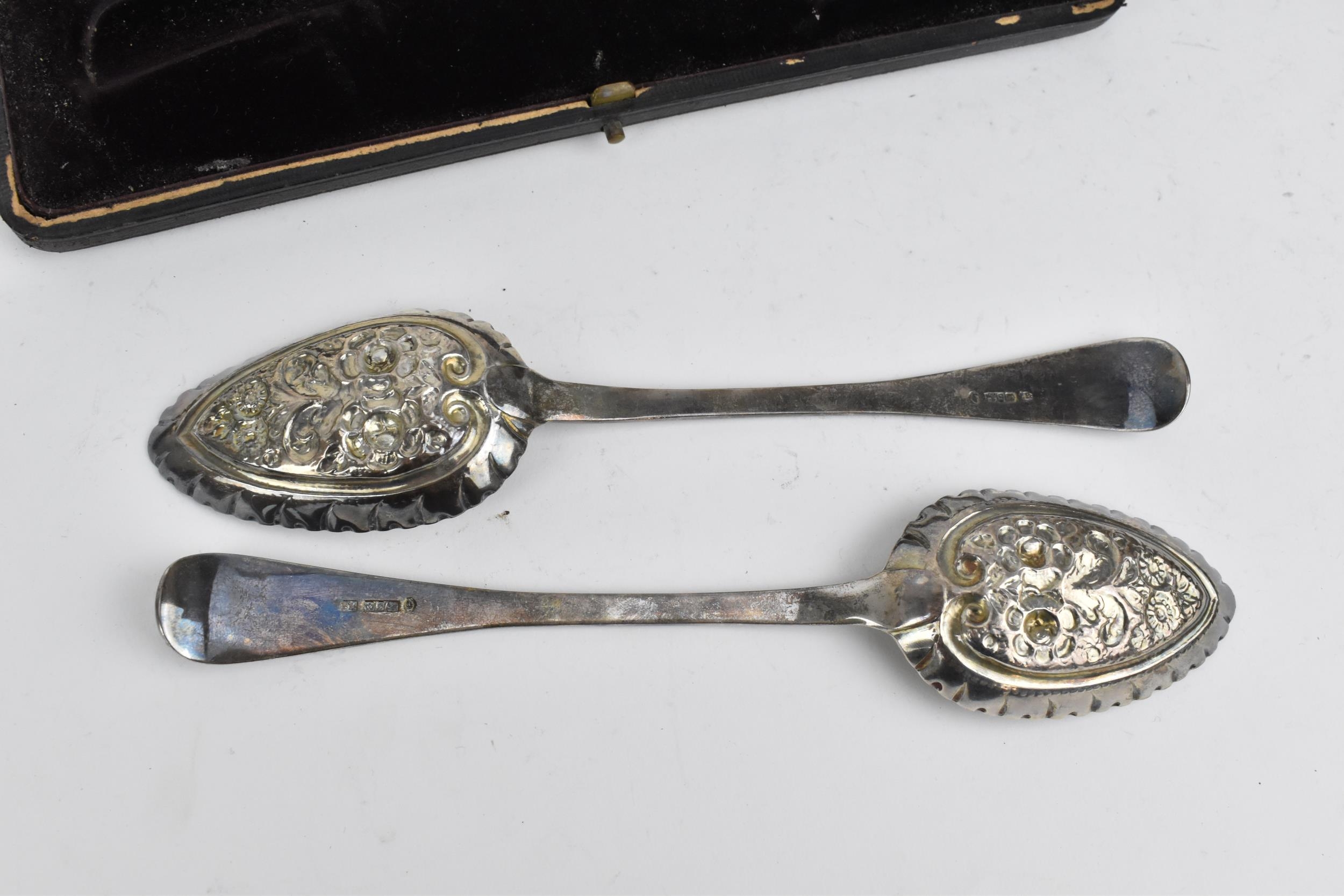A pair of cased Victorian silver large berry spoons by Patrick Leonard, Sheffield 1838, 157 grams, - Image 4 of 9