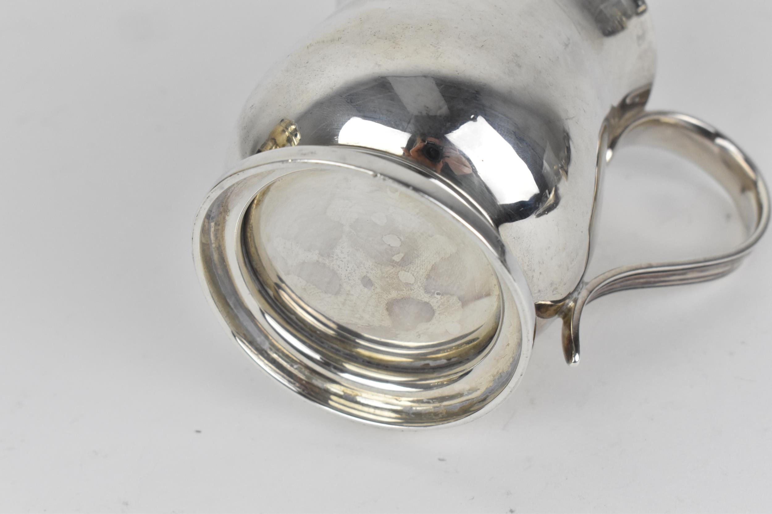 A George V silver tankard by Atkin Brothers, Sheffield 1918, of typical bulbous form with loop - Image 3 of 4