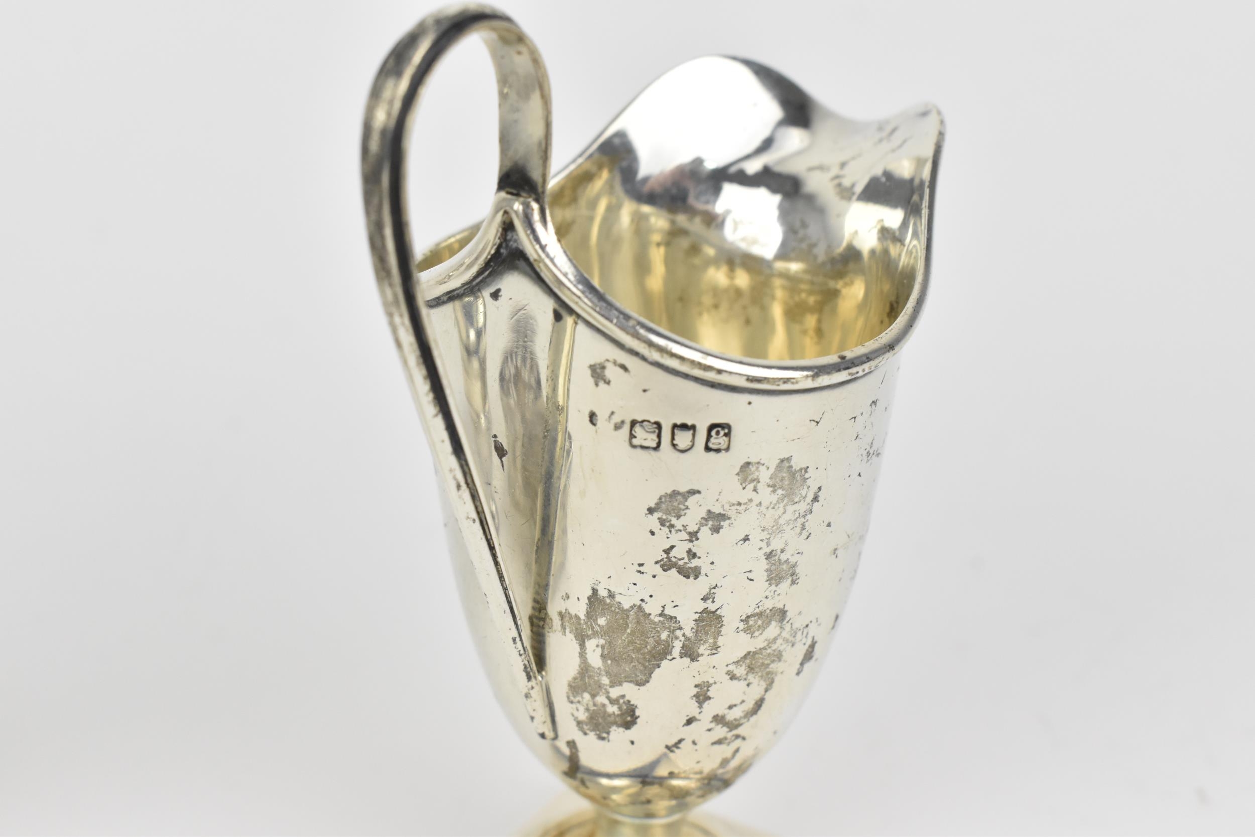 A small collection of silver, to include an Edwardian silver milk jug, a pair of Victorian pepper - Image 3 of 9