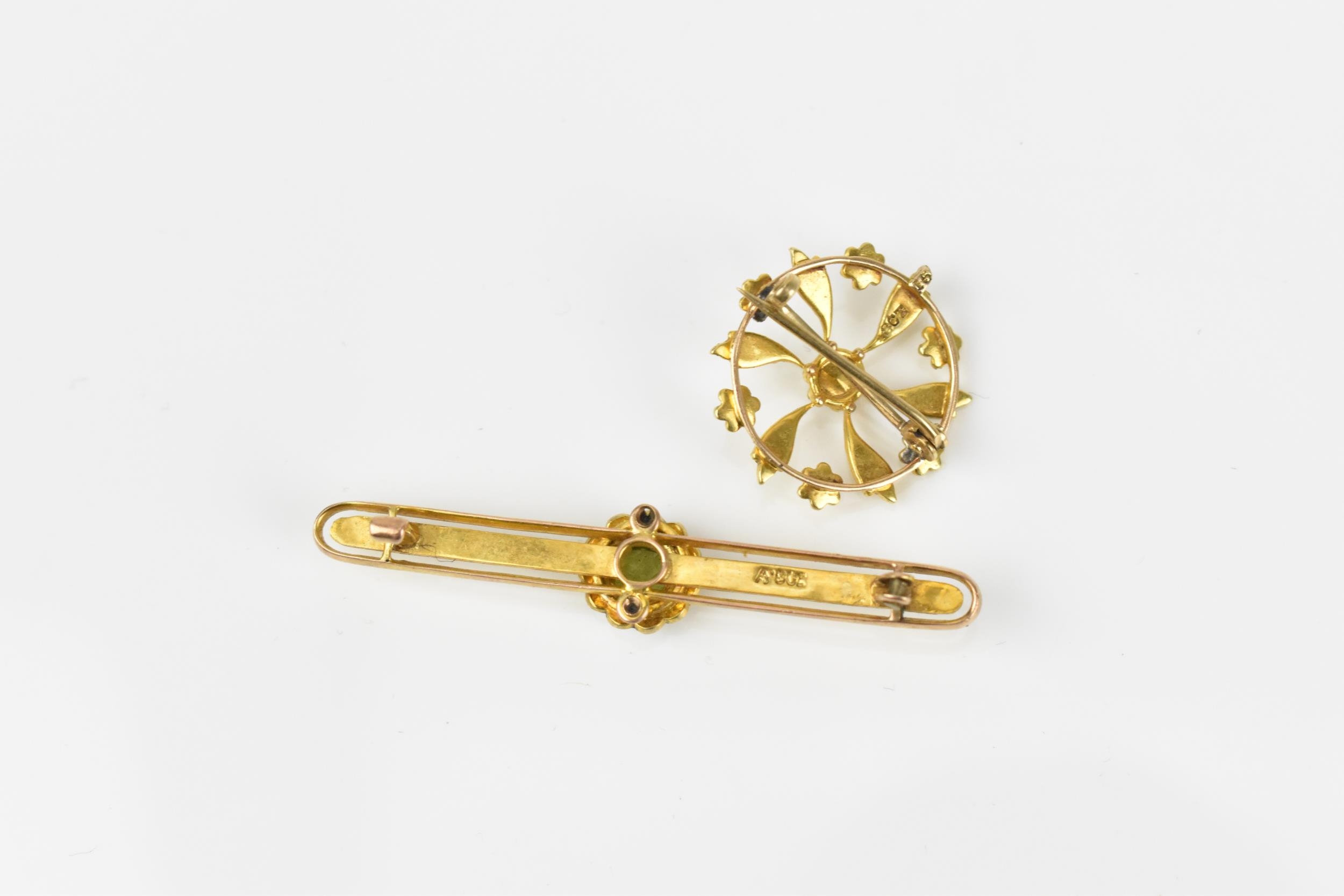 An Edwardian 18ct yellow gold and seed pearl brooch, of circular form with foliage and flowers - Image 4 of 5