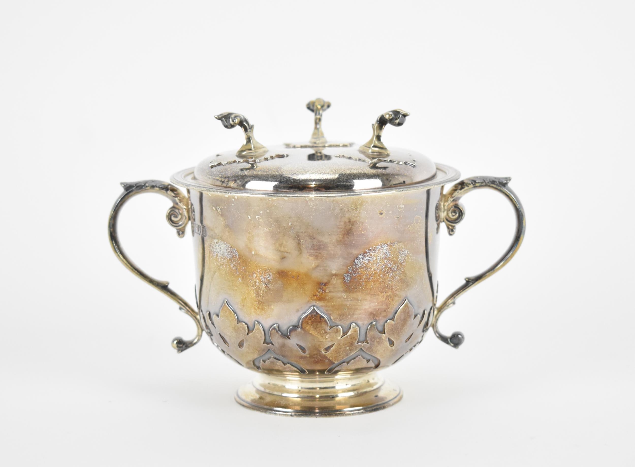 An Edwardian silver porringer and cover by the Goldsmiths and Silversmiths company, London 1907,