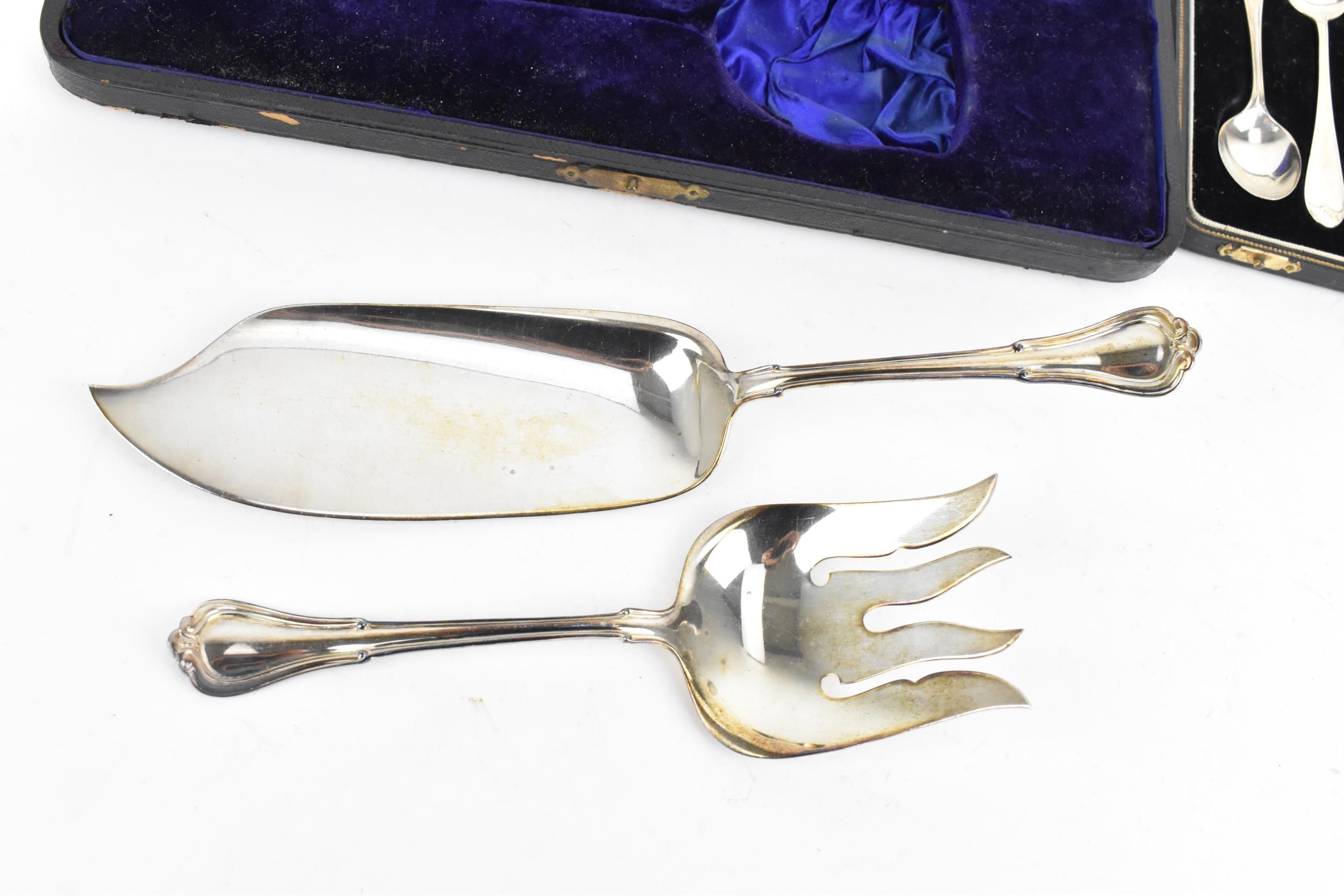 A cased set of sterling silver fish server and slice, together with a cased set of six silver - Image 2 of 8