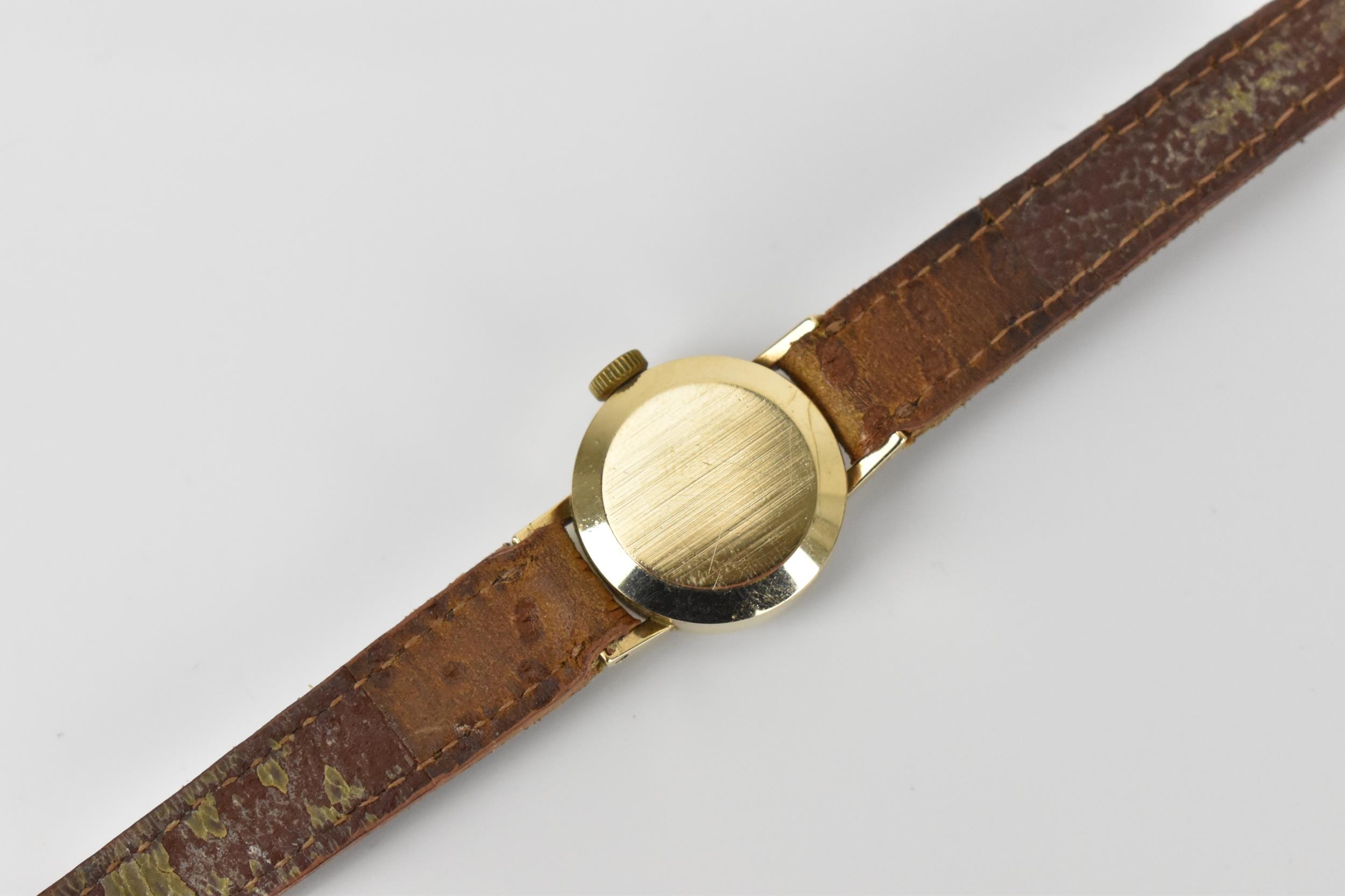 A ladies Omega 9ct gold wristwatch, round silvered dial with applied baton markers, in Omega case - Image 4 of 5