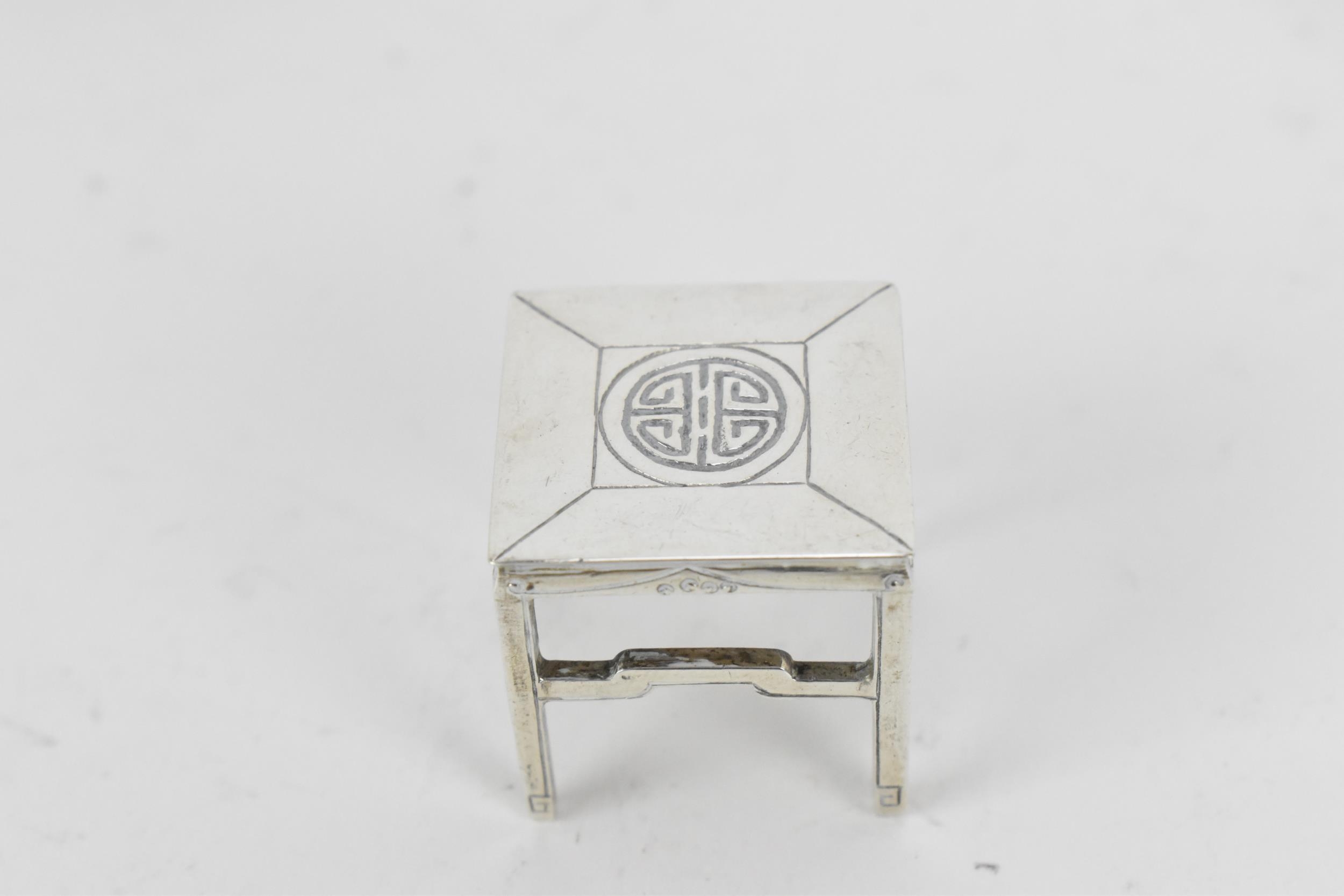 A small collection of silver and white metal miniature doll house furniture, to include a silver - Image 8 of 8