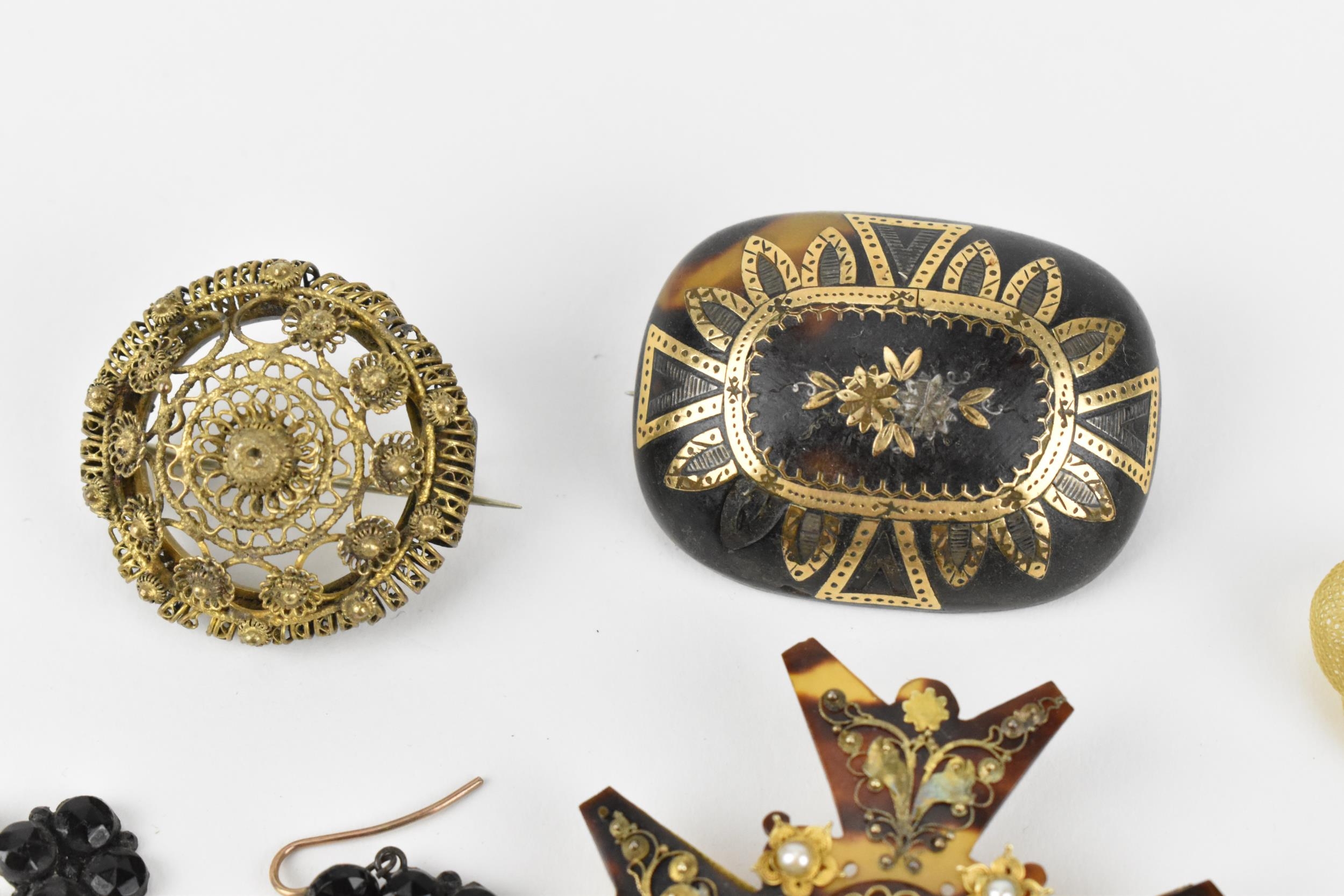 A small collection of Victorian brooches, to include a tortoiseshell and filigree metal Huguenot - Image 4 of 6