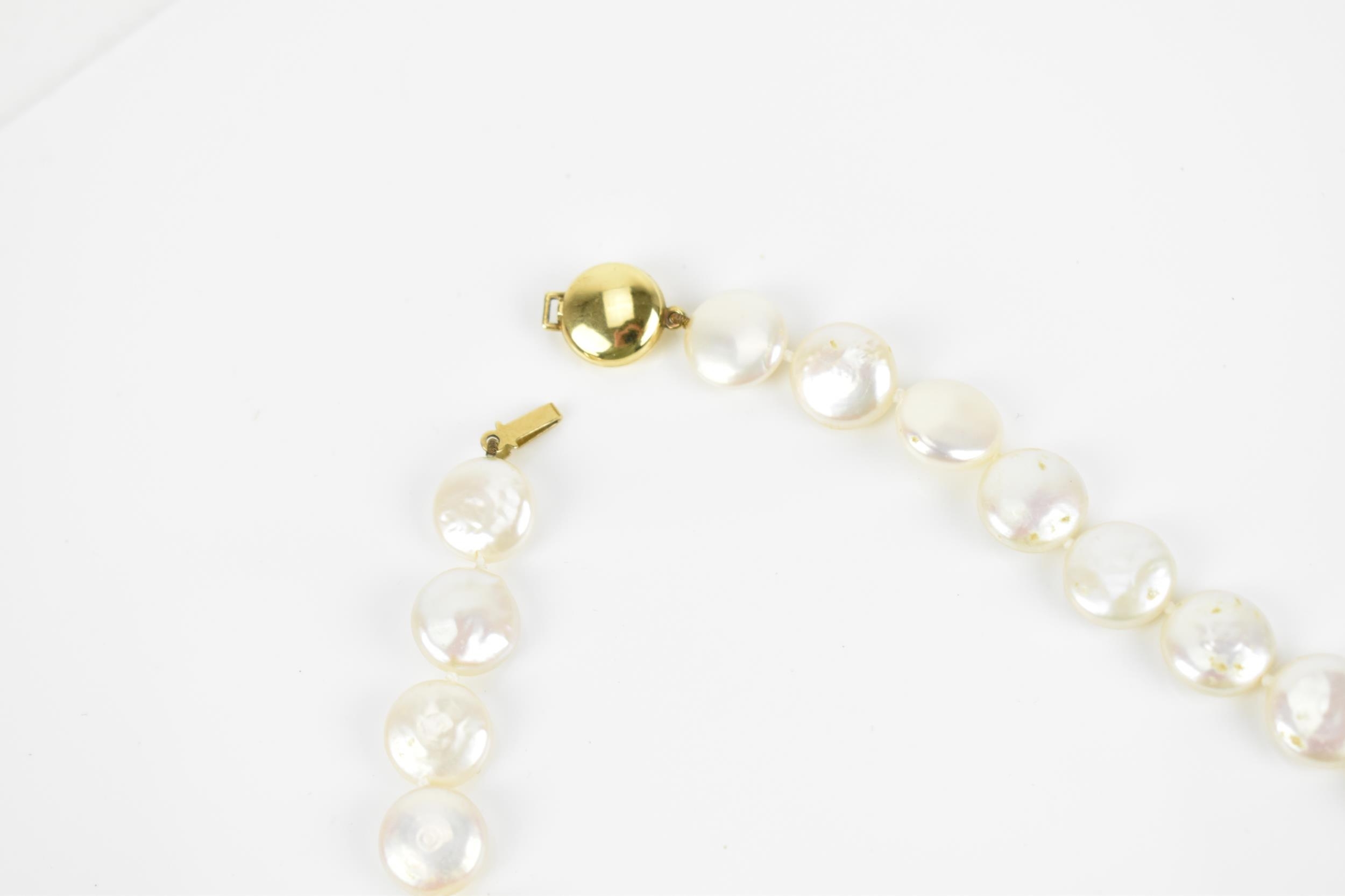 A single strand flat coin pearl necklace with 9ct yellow gold catch clasp, 45 cm long, the catch - Image 2 of 5