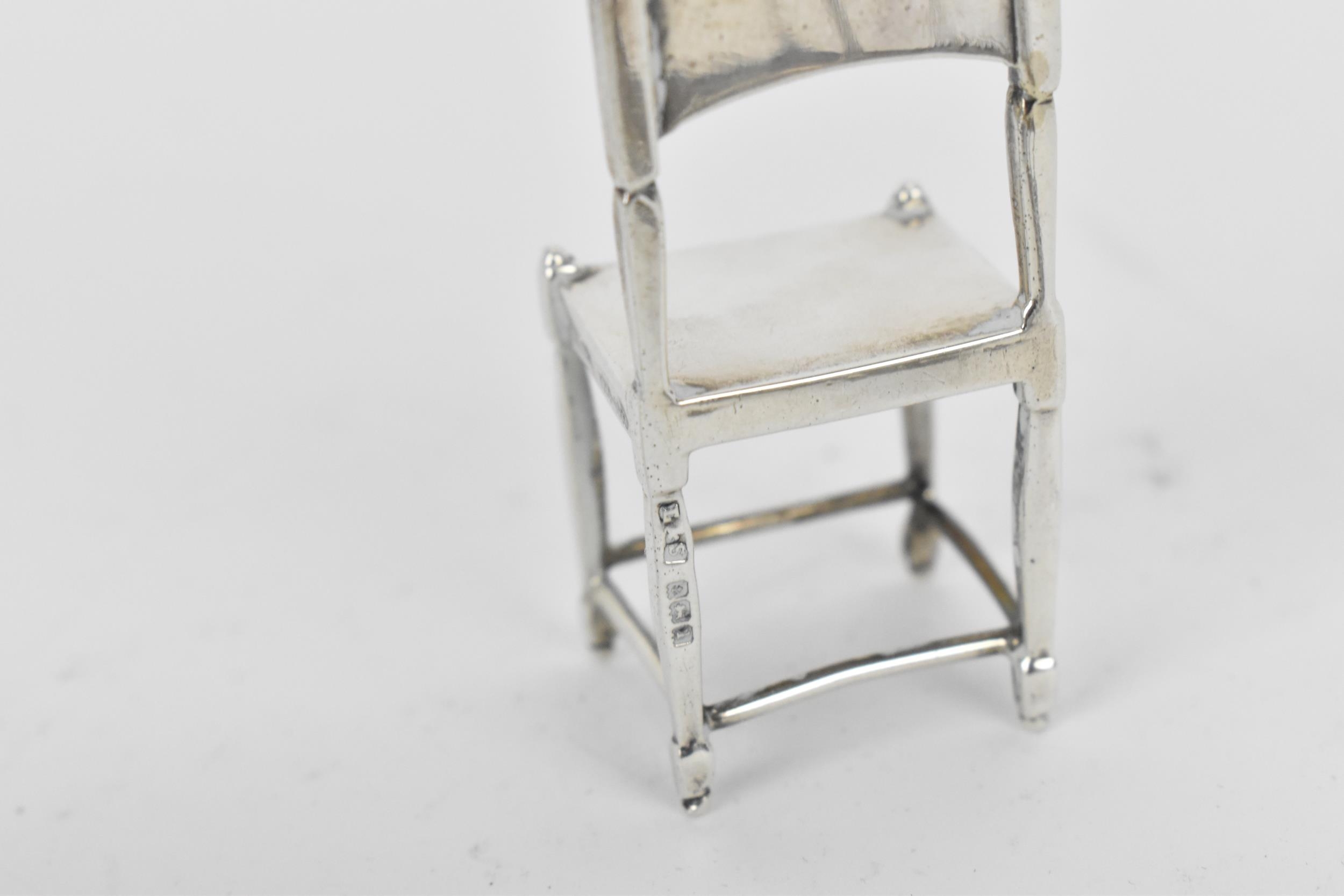 A small collection of silver and white metal miniature doll house furniture, to include a silver - Image 7 of 8