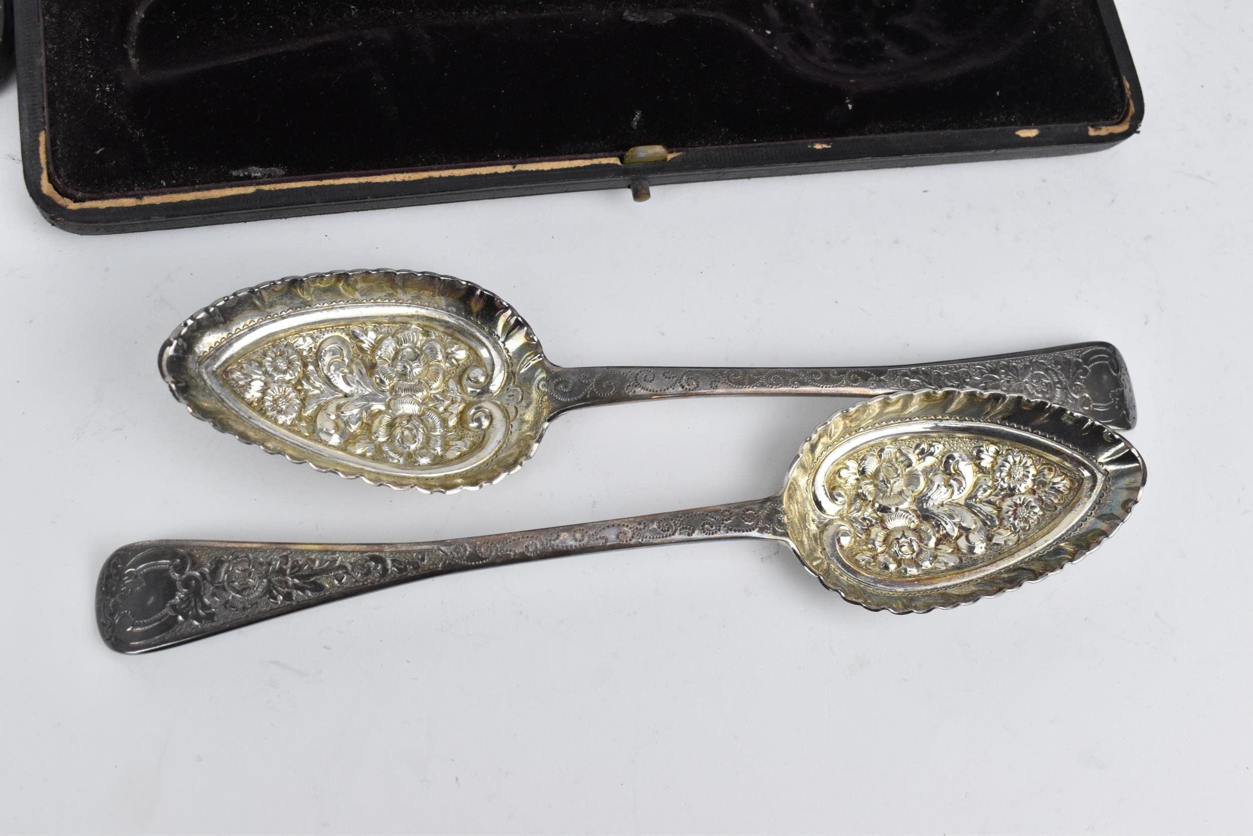 A pair of cased Victorian silver large berry spoons by Patrick Leonard, Sheffield 1838, 157 grams, - Image 3 of 9