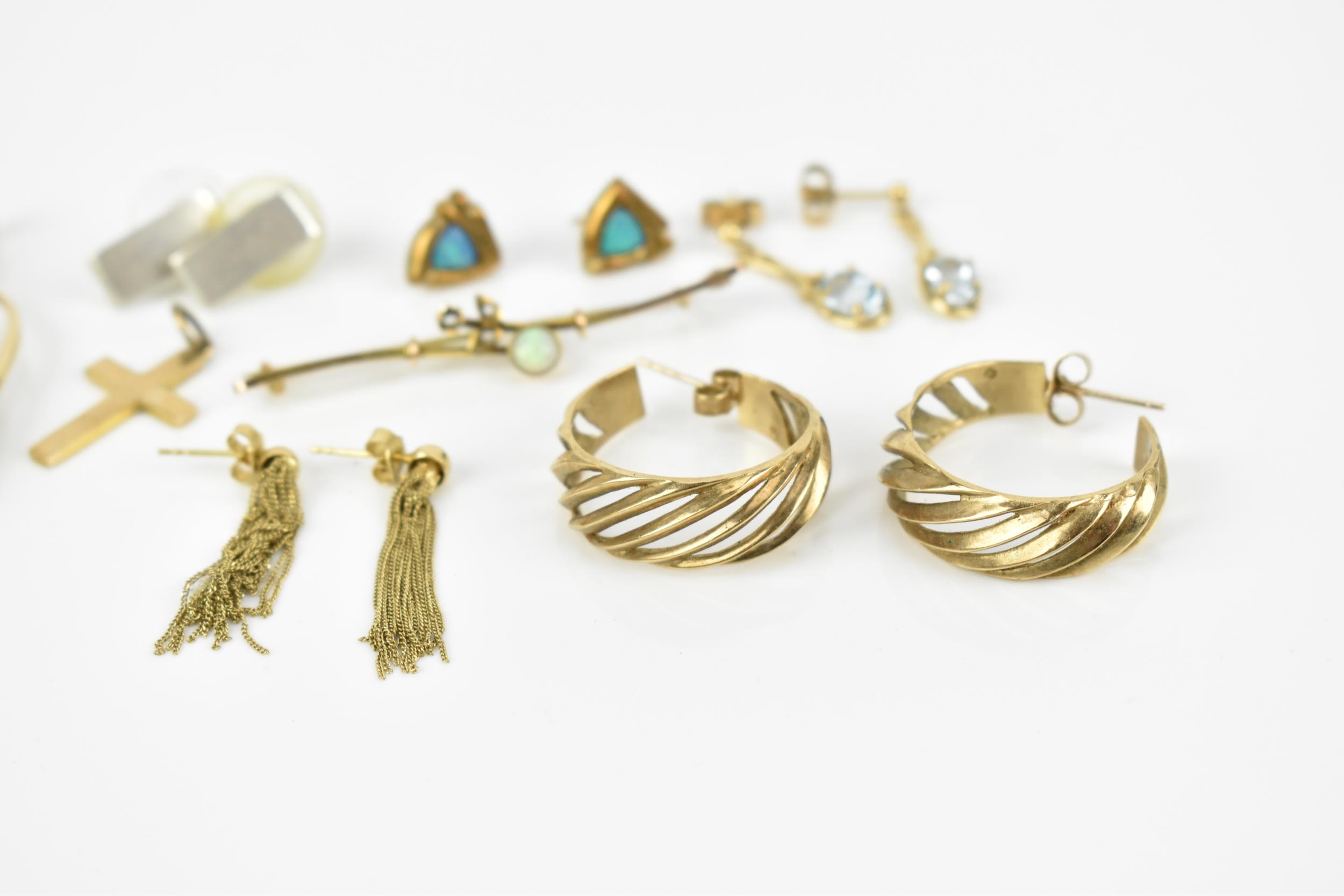 A small collection of jewellery to include a pair of 9ct gold hoop earrings, a 9ct gold, opal and - Image 5 of 9