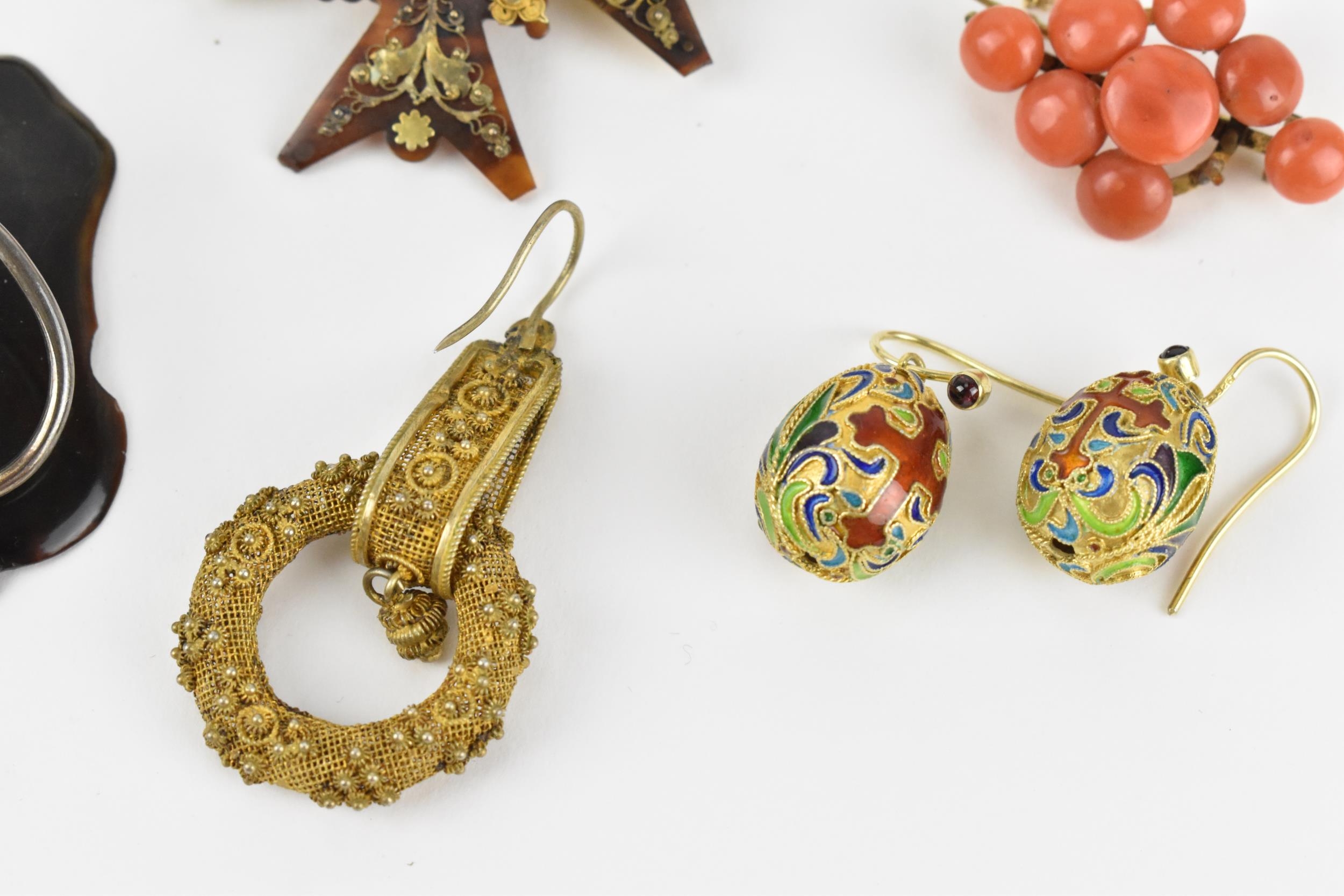 A small collection of Victorian brooches, to include a tortoiseshell and filigree metal Huguenot - Image 5 of 6