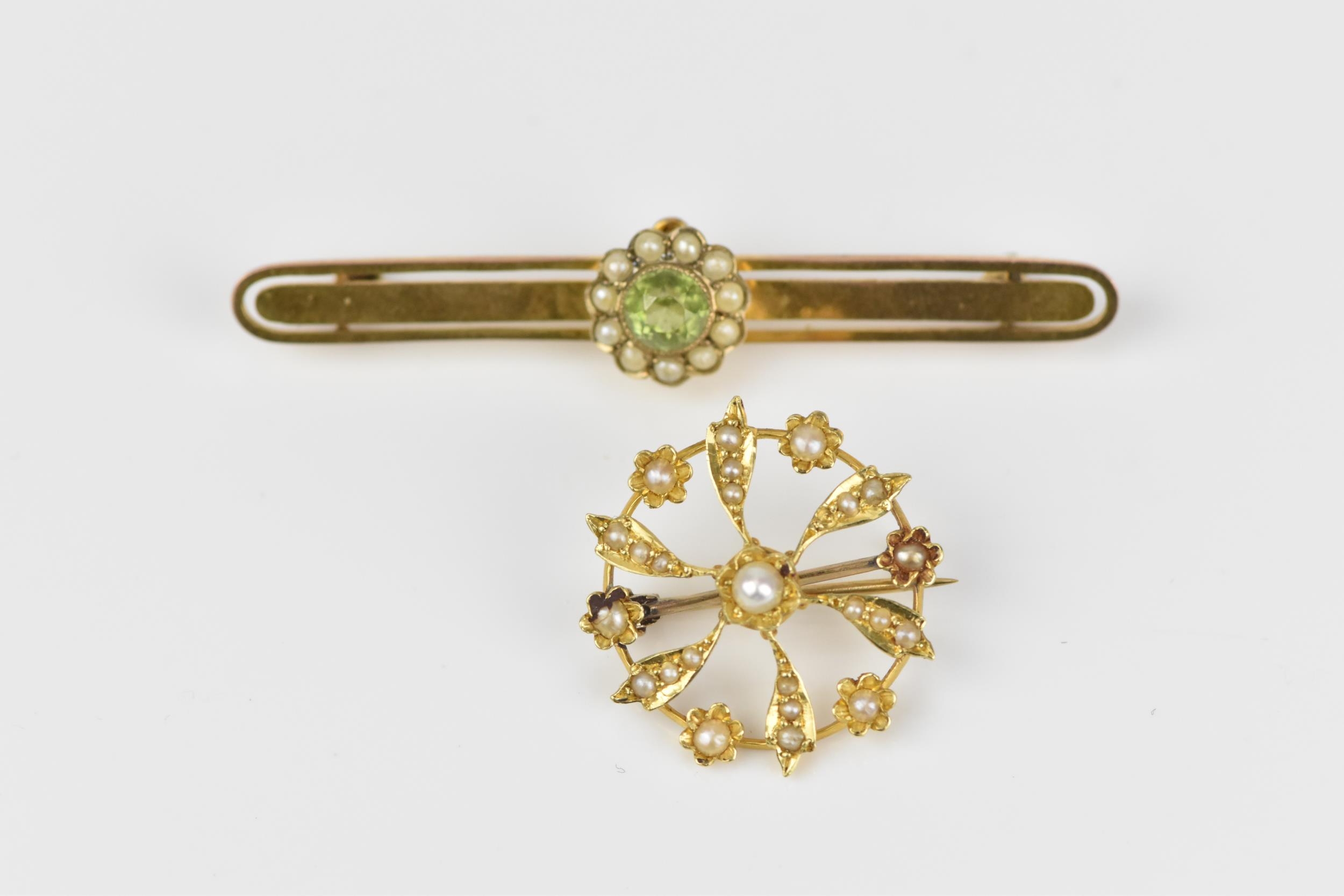 An Edwardian 18ct yellow gold and seed pearl brooch, of circular form with foliage and flowers - Image 5 of 5