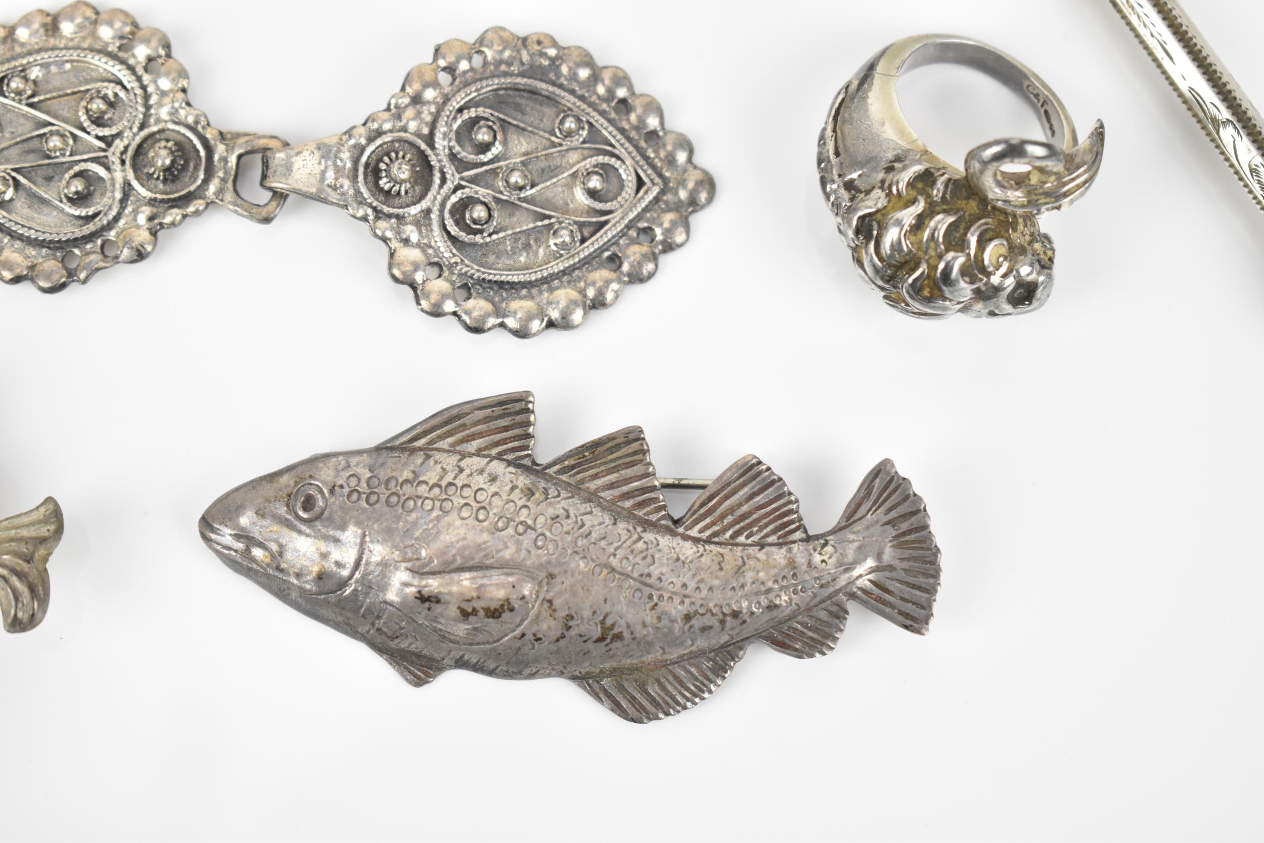 A small collection of metal brooches, to include a silver model of a fish, three white metal crown - Image 4 of 6