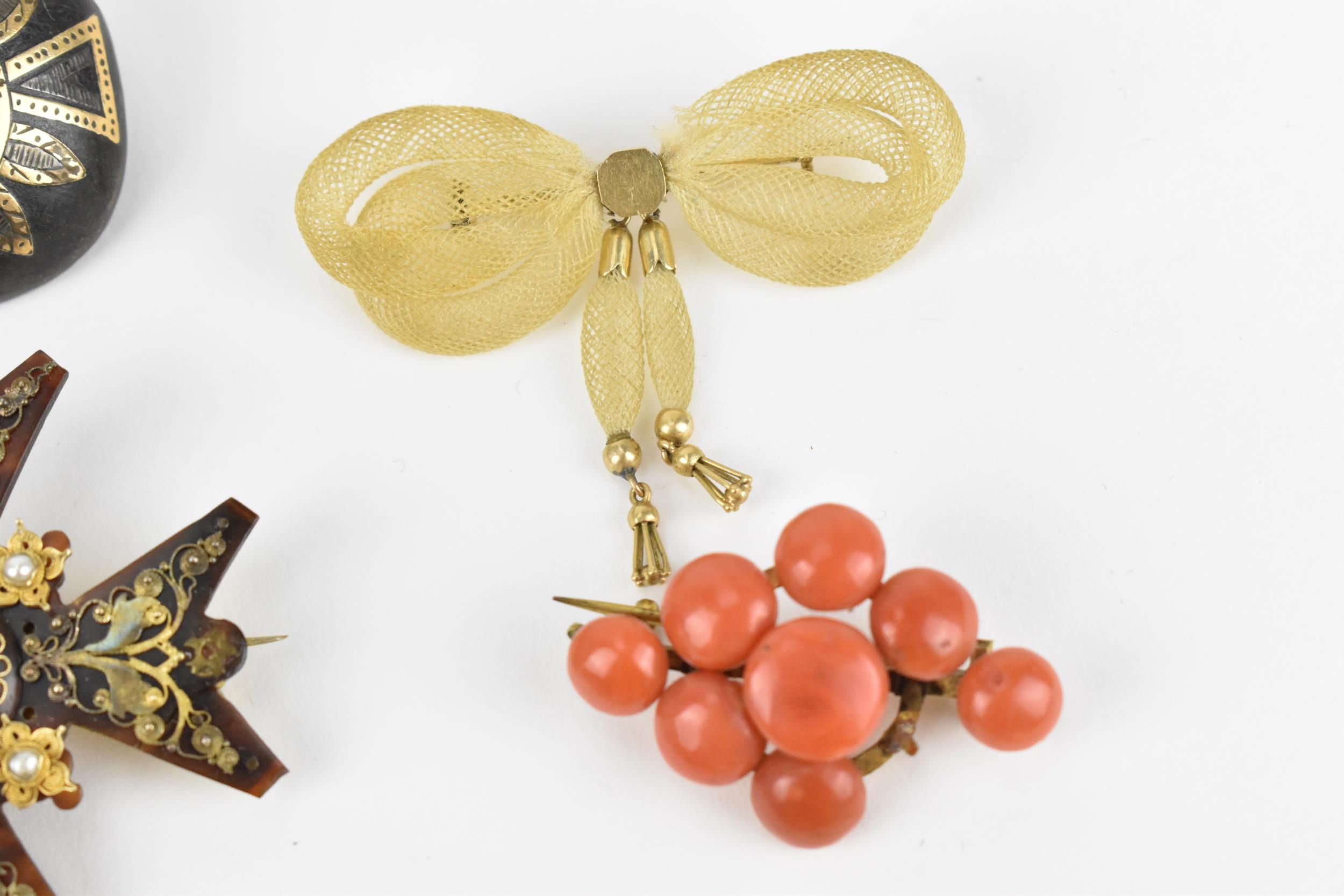 A small collection of Victorian brooches, to include a tortoiseshell and filigree metal Huguenot - Image 3 of 6