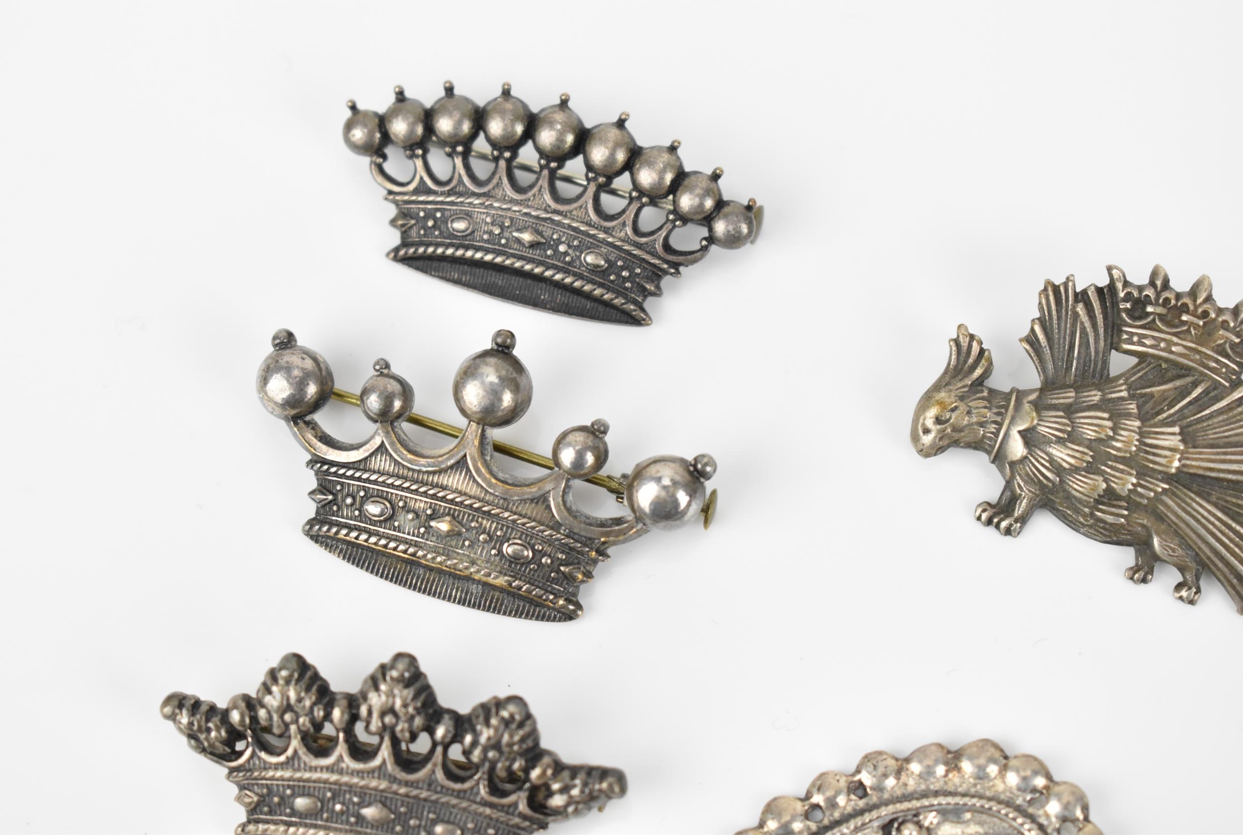 A small collection of metal brooches, to include a silver model of a fish, three white metal crown - Image 5 of 6