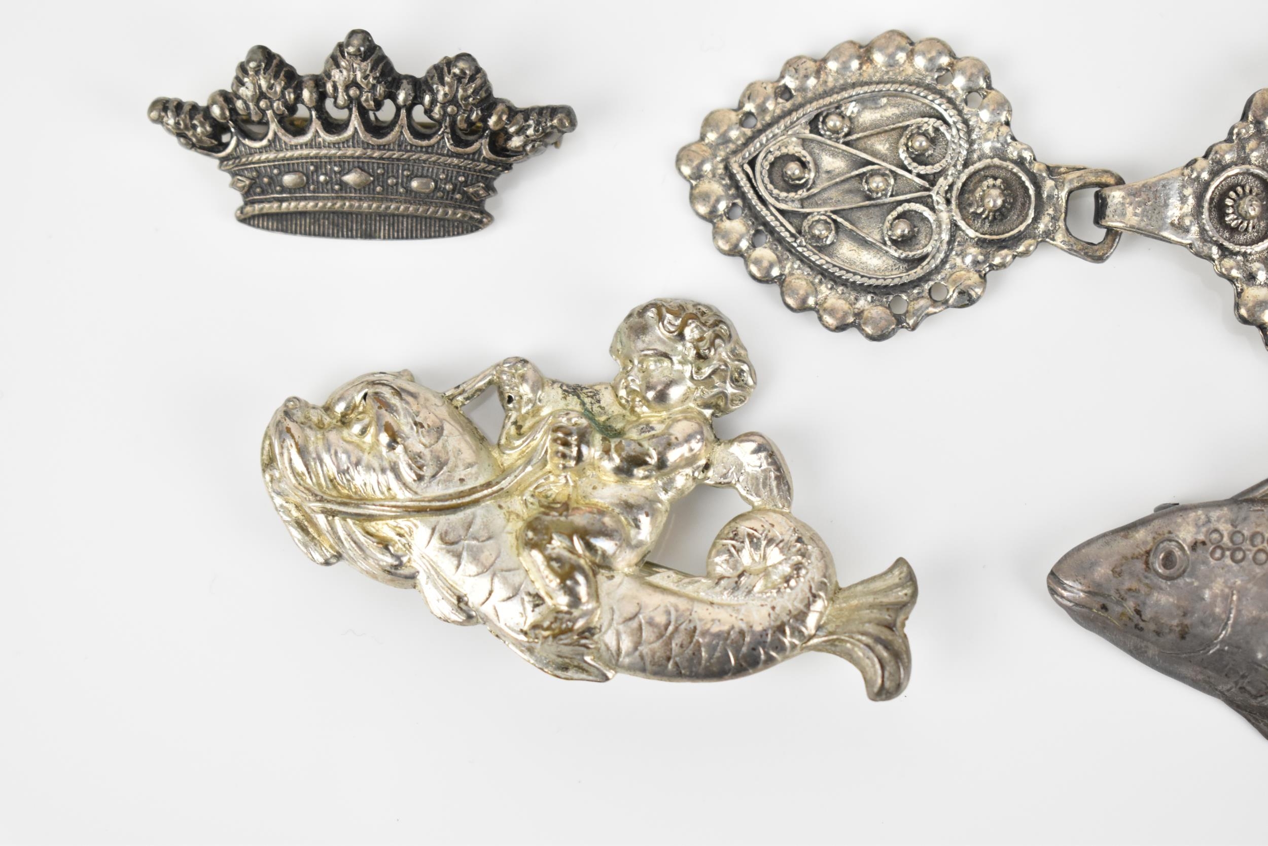A small collection of metal brooches, to include a silver model of a fish, three white metal crown - Image 2 of 6