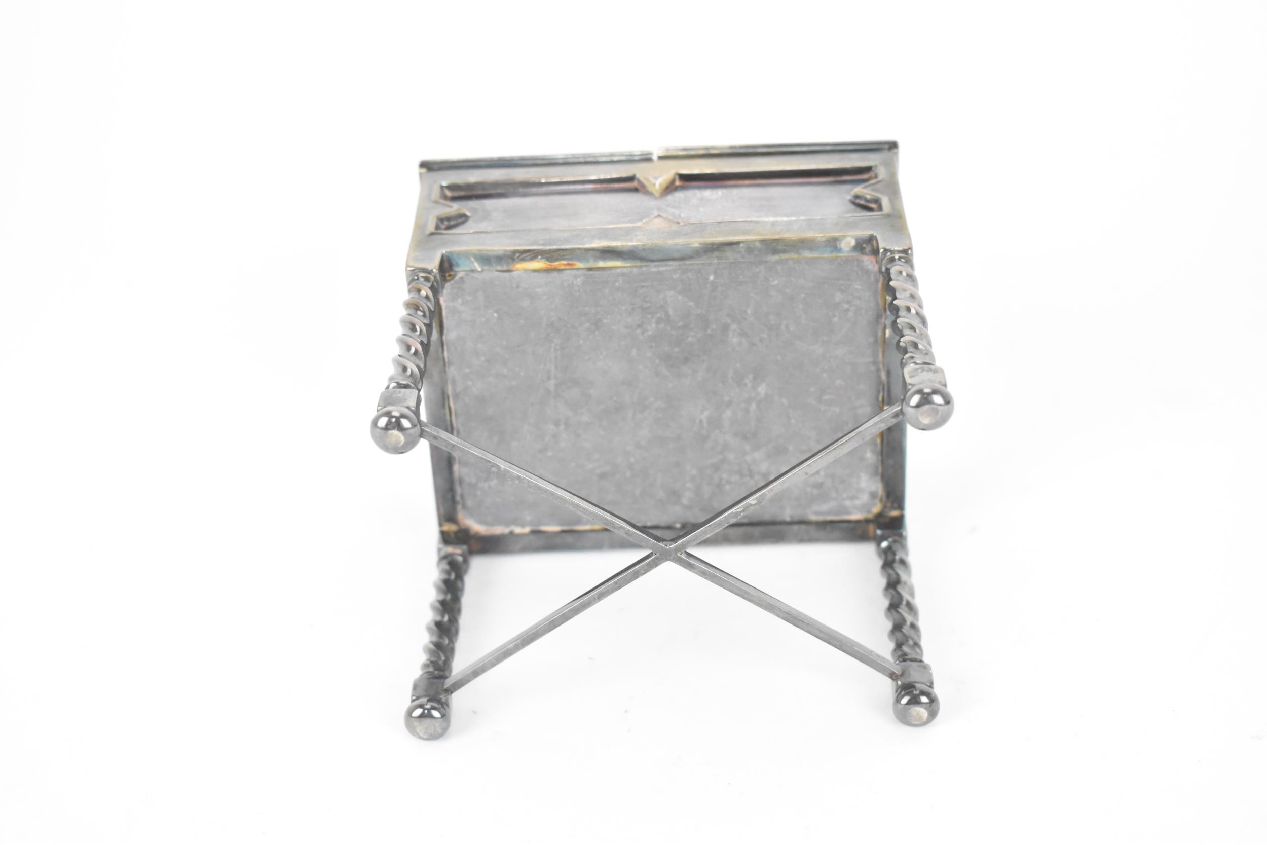 A George V silver miniature jewellery box, Birmingham 1922, with double hinged opening to the top - Image 4 of 5