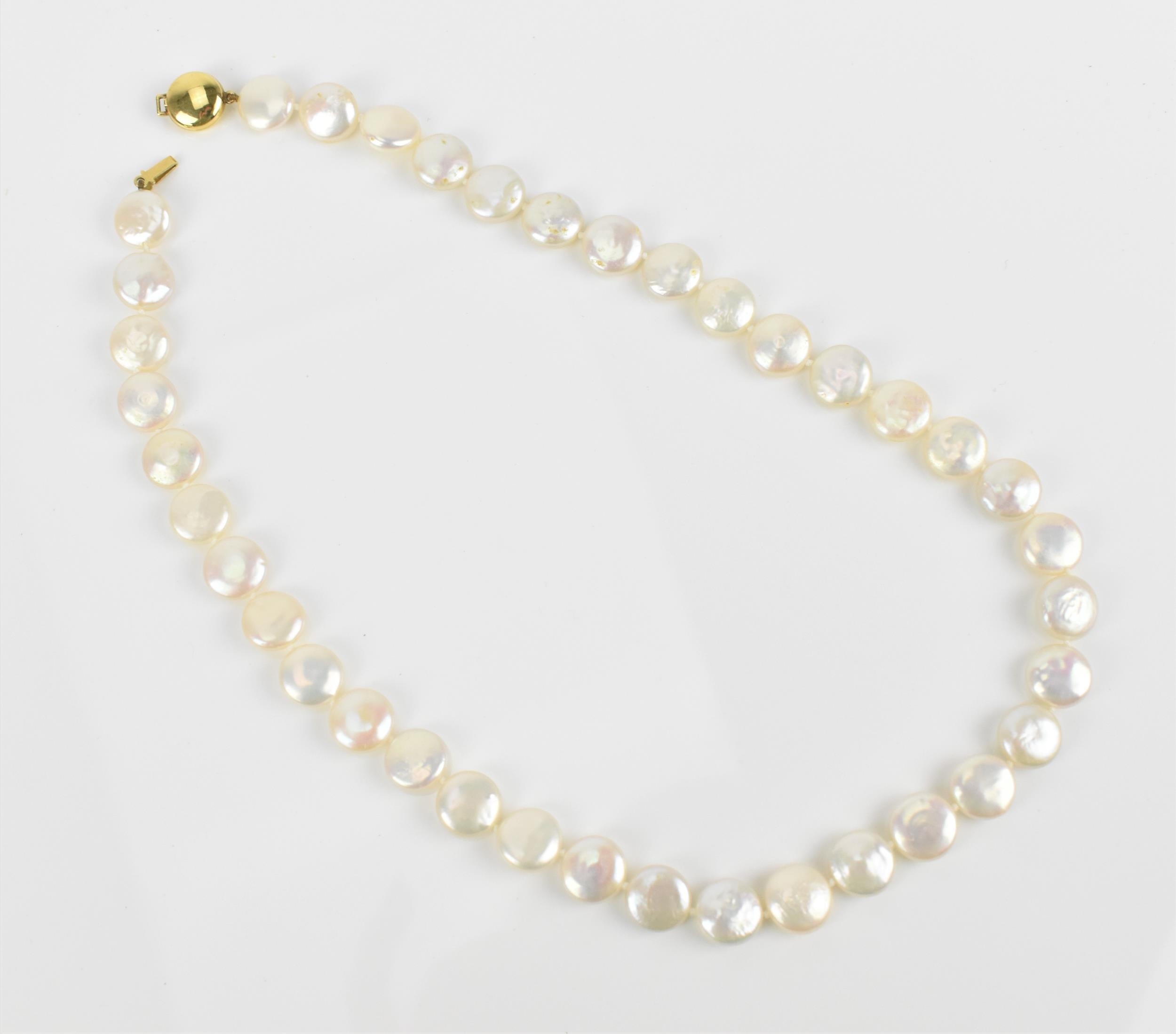 A single strand flat coin pearl necklace with 9ct yellow gold catch clasp, 45 cm long, the catch - Image 3 of 5